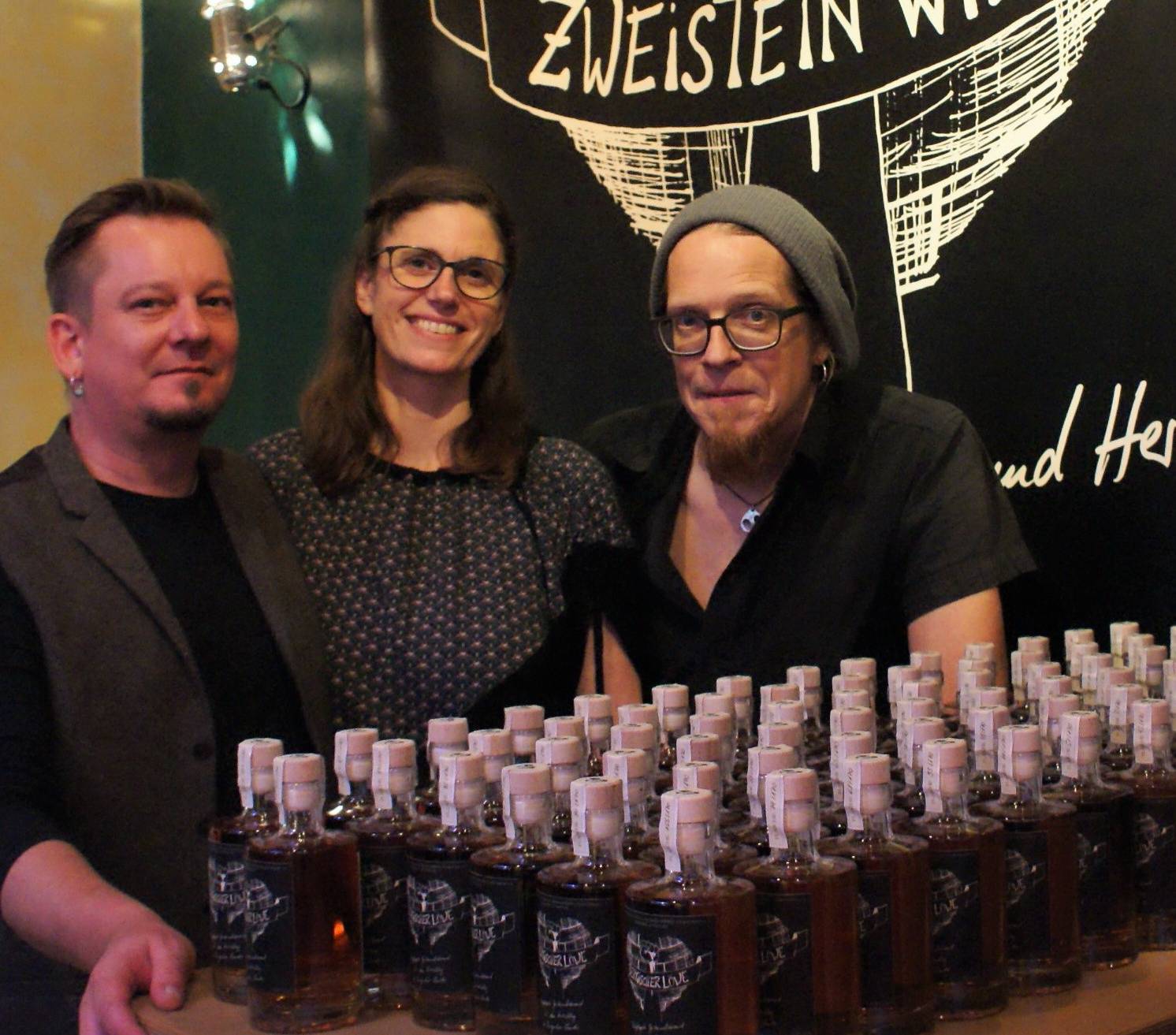  Bastian Haas, Ilka Lancelle und Kay Hoffmann (rechts) mit dem Vorab-Release ihrer Whisky-Sorten, die Ergebnis des „Urban Bondings“ in Wuppertal sind. 