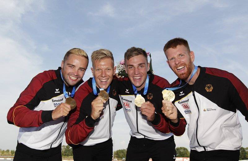 Tobias-Pascal Schultz (links) mit der WM-Medaille