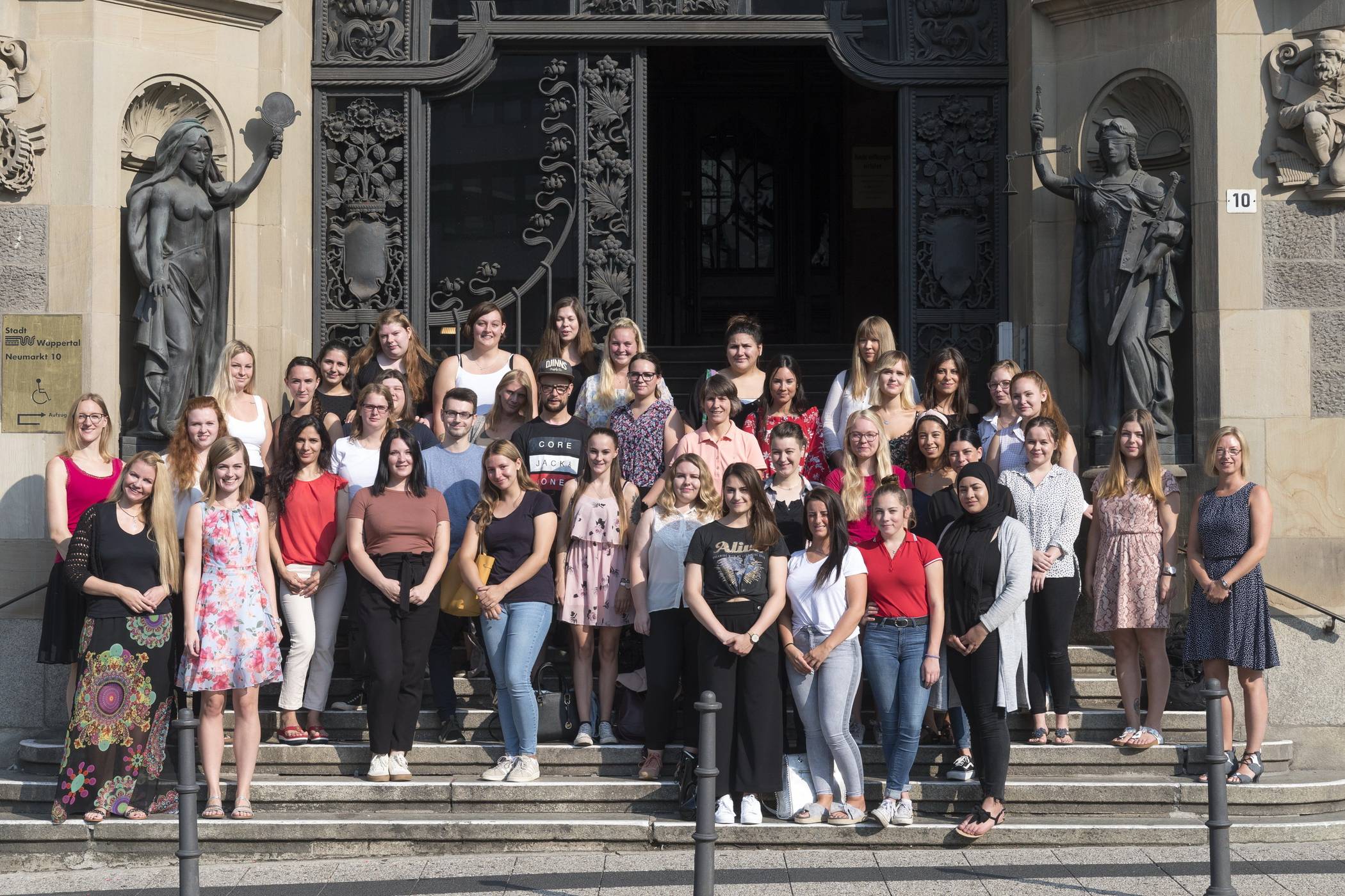  Gruppenfoto mit Sandra Groß (ganz re., stellvertretende Stadtbetriebsleiterin), Alexandra Weisberg (1. von li., Bezirksleitung  pädagogische Einrichtungen) und Lena Baucke (2. von li. zuständig für Personalangelegenheiten der PIA). 