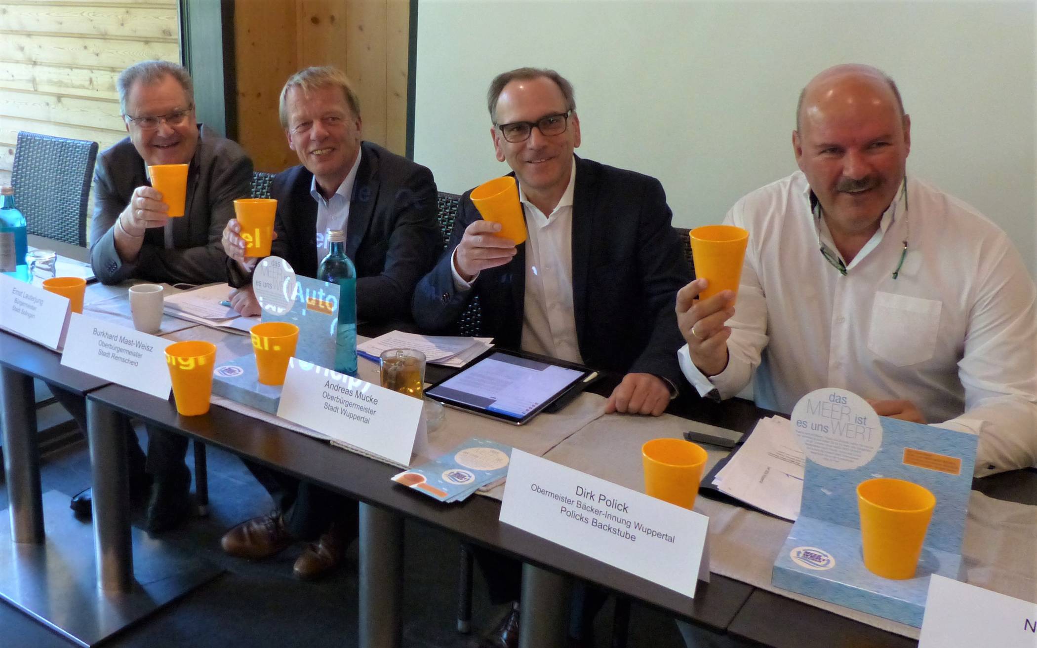  Ernst Lauterjung, Solinger Bürgermeister, der Remscheider OB Burkhard Mast-Weisz, Oberbürgermeister Andreas Mucke und Bäckermeister Dirk Polick freuen sich über die neuen „Bergischen Meer-Wert-Becher“. 