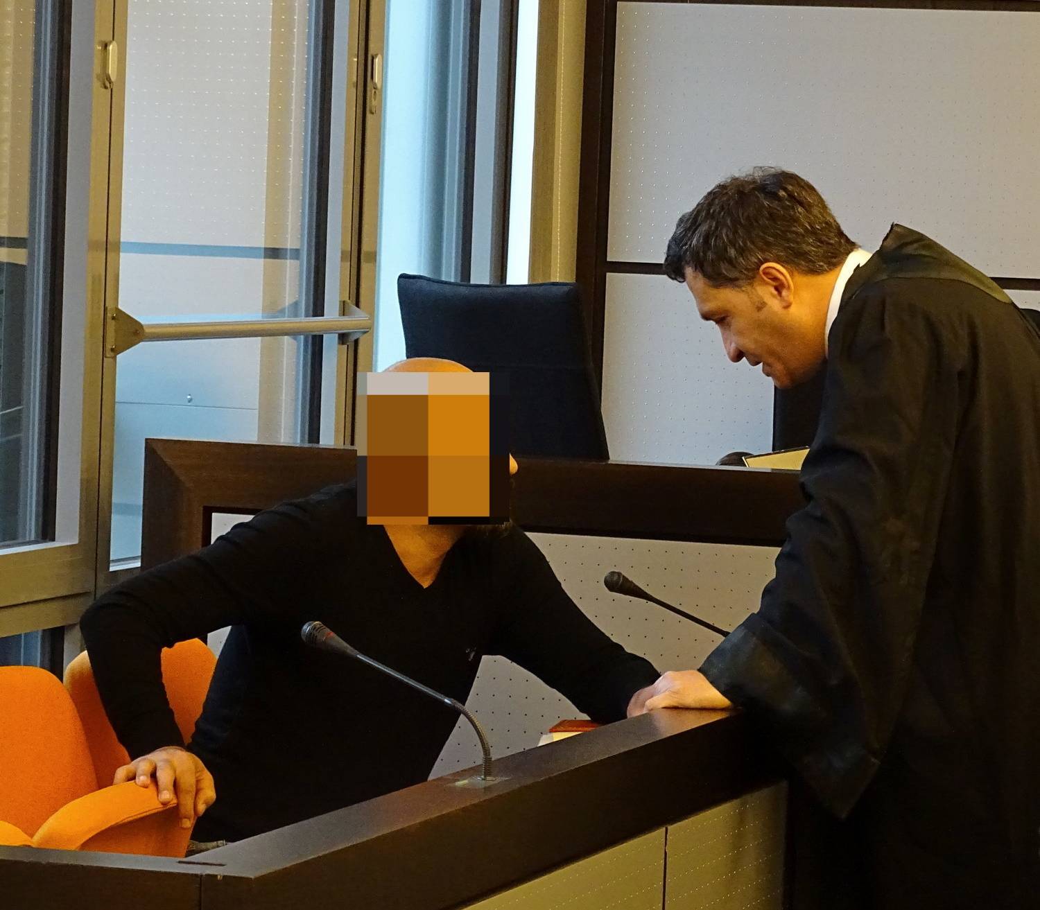 Der Wuppertaler Angeklagte mit seinem Anwalt.