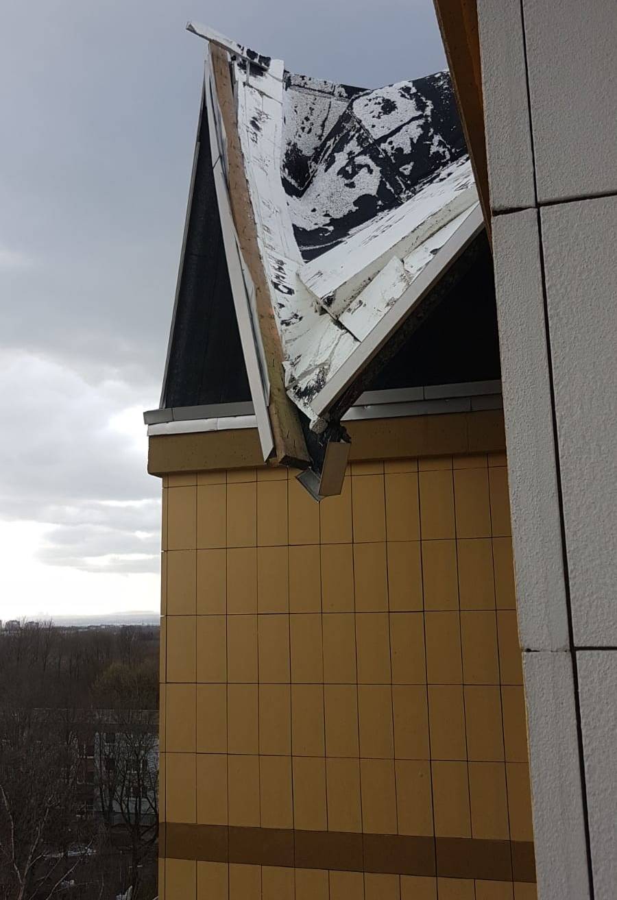 Durch einem Sturm im März wurde das Dach beschäfigt und seidem nur notdürftig abgedeckt.