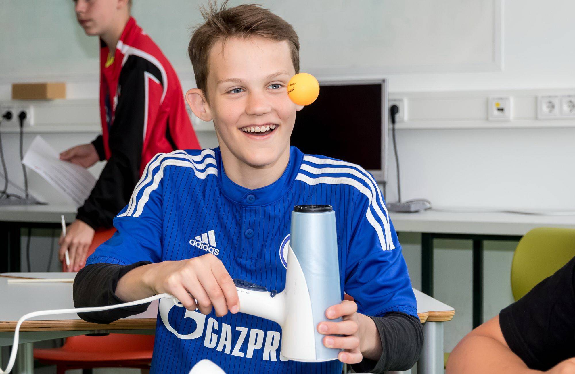 Junior Uni-Student Lennart experimentiert im Kurs