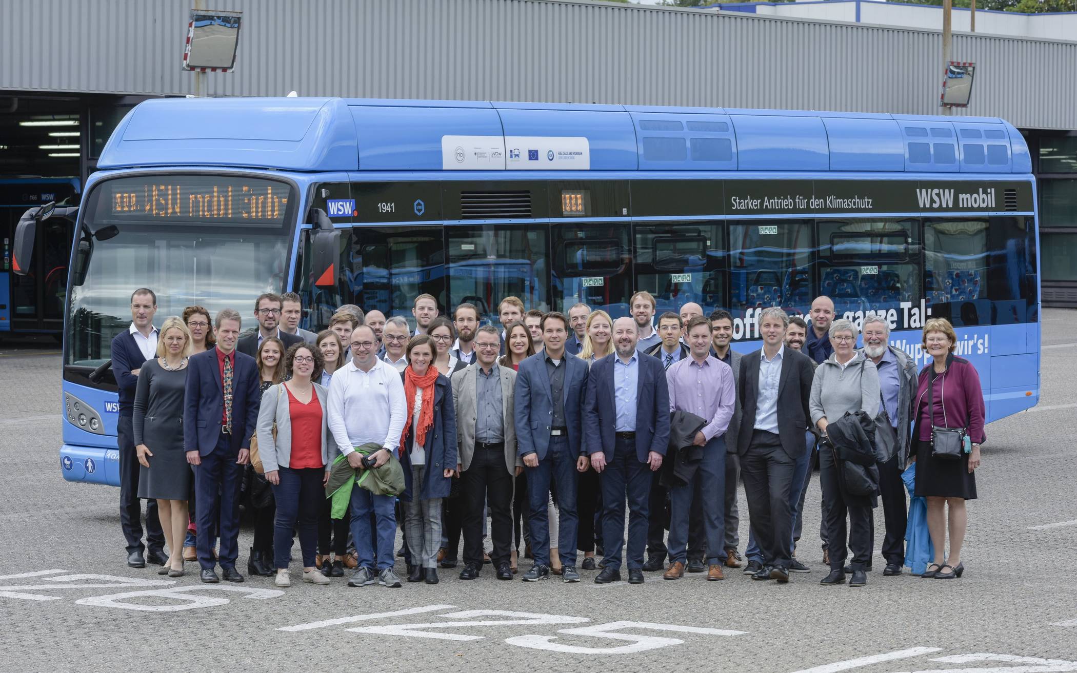  Die Teilnehmerinnen und Teilnehmer des Treffens europäischer Wasserstoffbus-Projektträger auf dem Busbetriebshof Varresbeck. Der Brennstoffzellenbus der WSW muss noch einmal für technische Restarbeiten ins belgische Werk von Van Hool. 