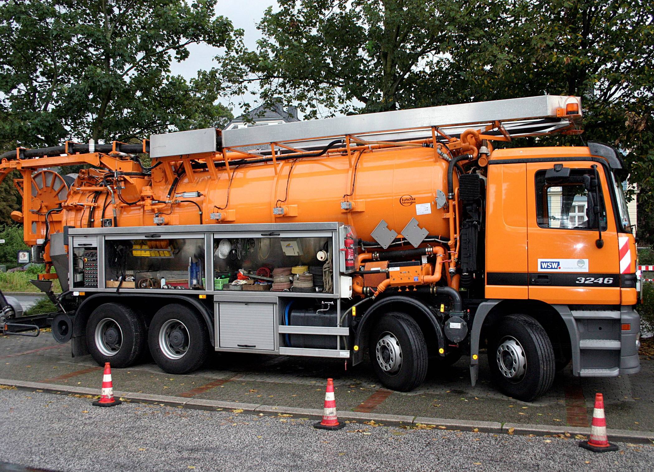  Ein Saug- und Spülfahrzeug des WSW-Kanalbetriebs. 