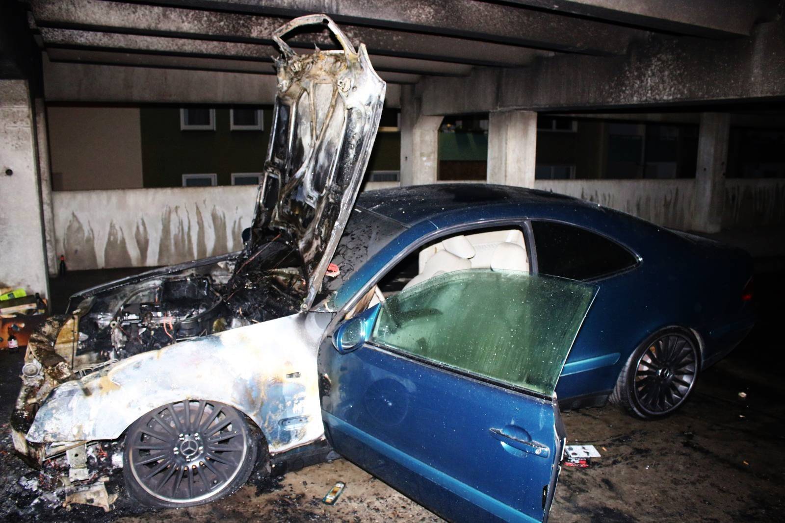 Gerostraße: PKW-Brand in Parkhaus