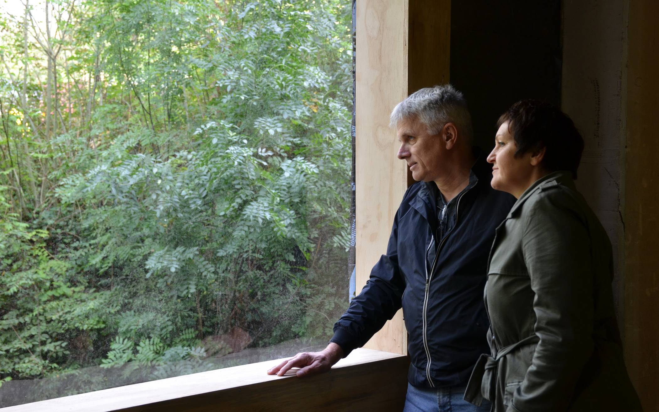  Johanna Debik und Thomas Weyland schauen auf das heutige BOB-Gebäude. 