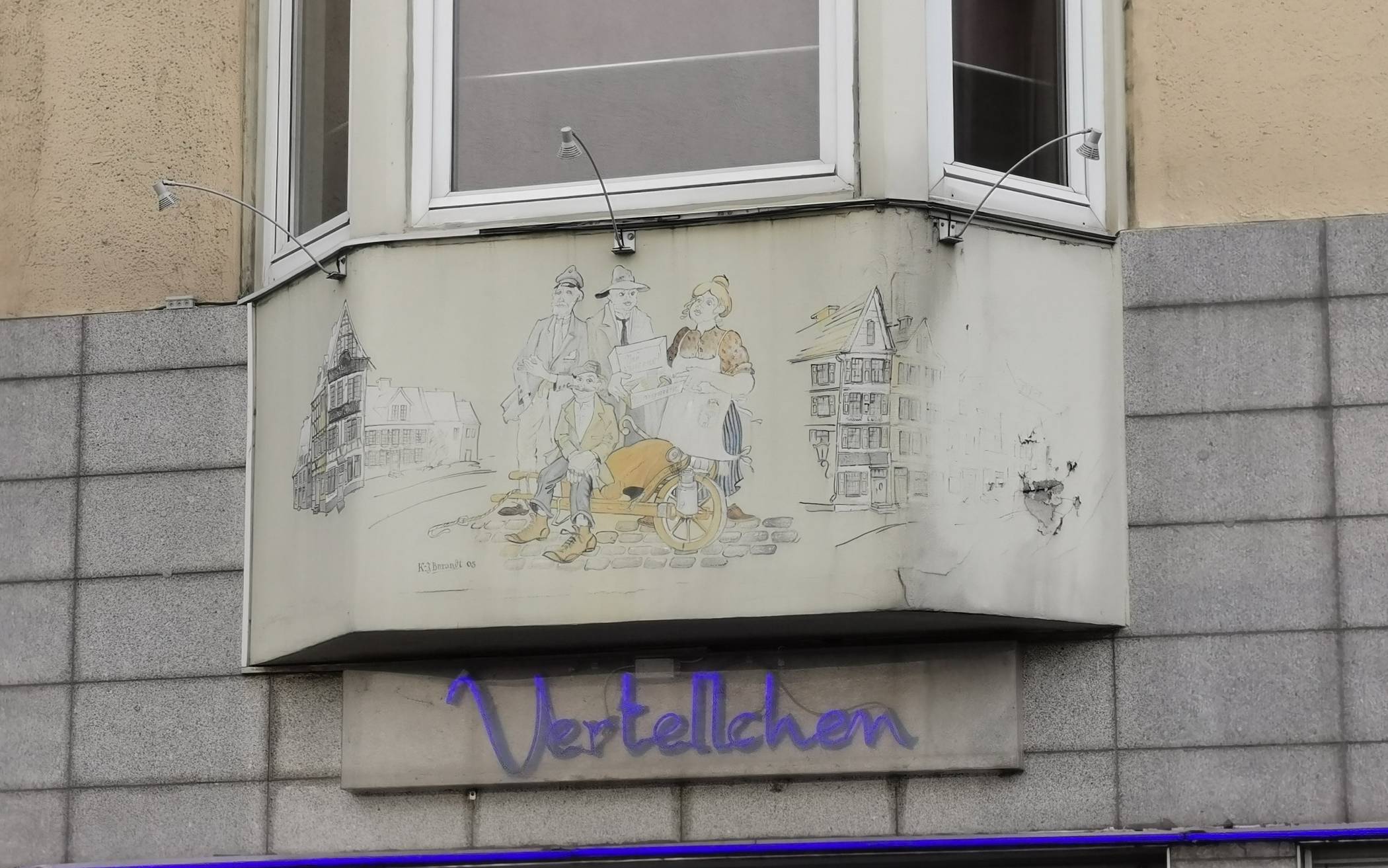  Vier Wuppertaler Originale, gezeichnet von Klaus Burandt, zieren die Hauswand über dem Kneipen-Eingang.  