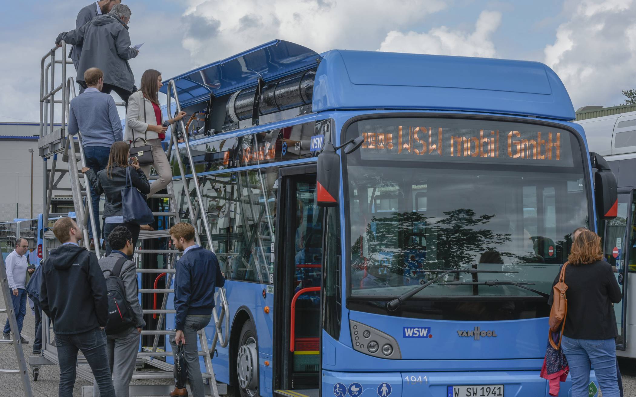  Bei einem Treffen von durch die EU geförderten Projektträgern in Wuppertal konnten die WSW bereits einen Brennstoffzellenbus präsentieren. 