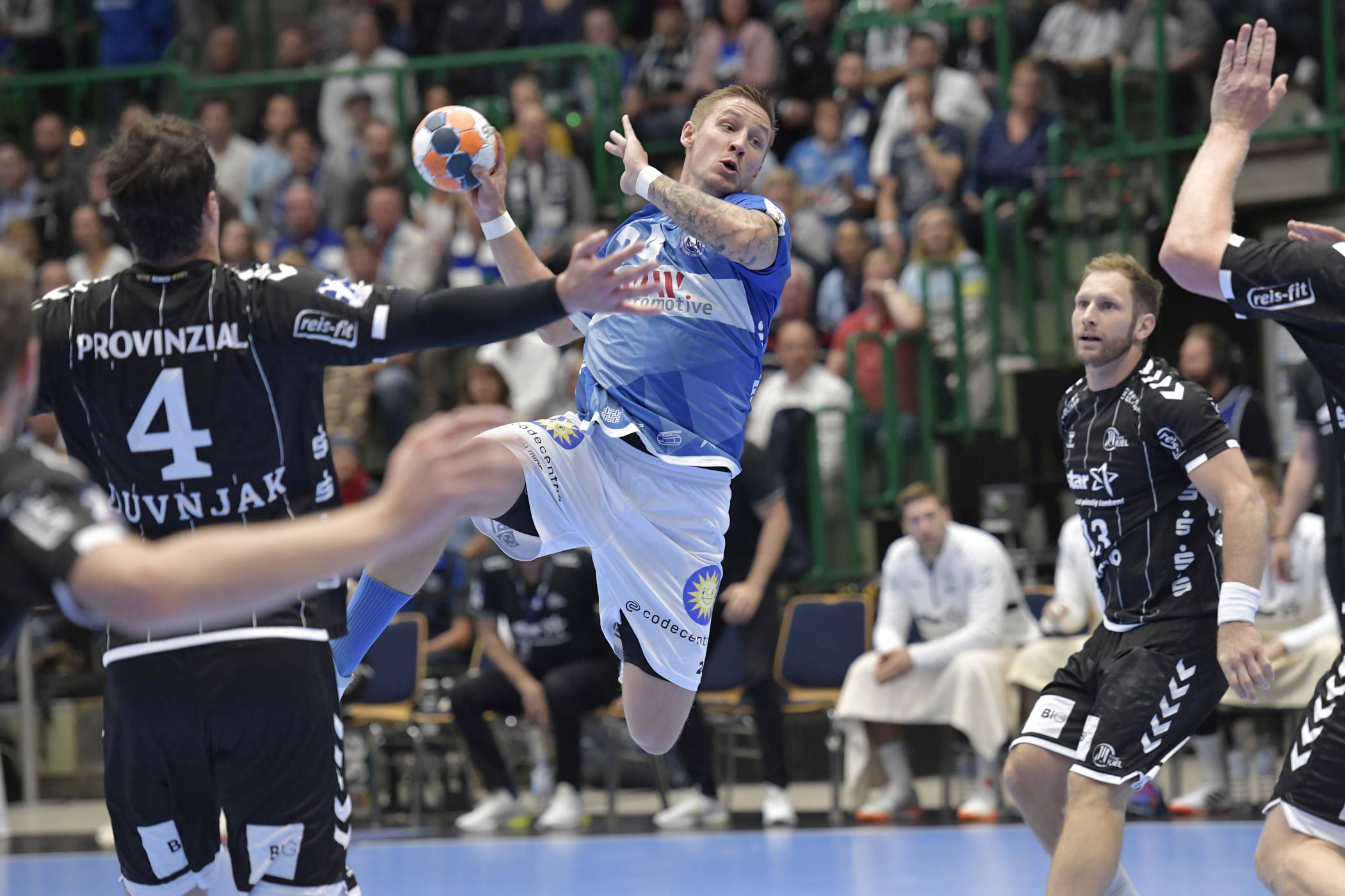  Kiels Nationalspieler Steffen Weinhold (r.) staunt über die Flugeigenschaften von BHC-Regisseur Linus Arnesson. Später wurden dem Schweden aber die Flügel gestutzt. 