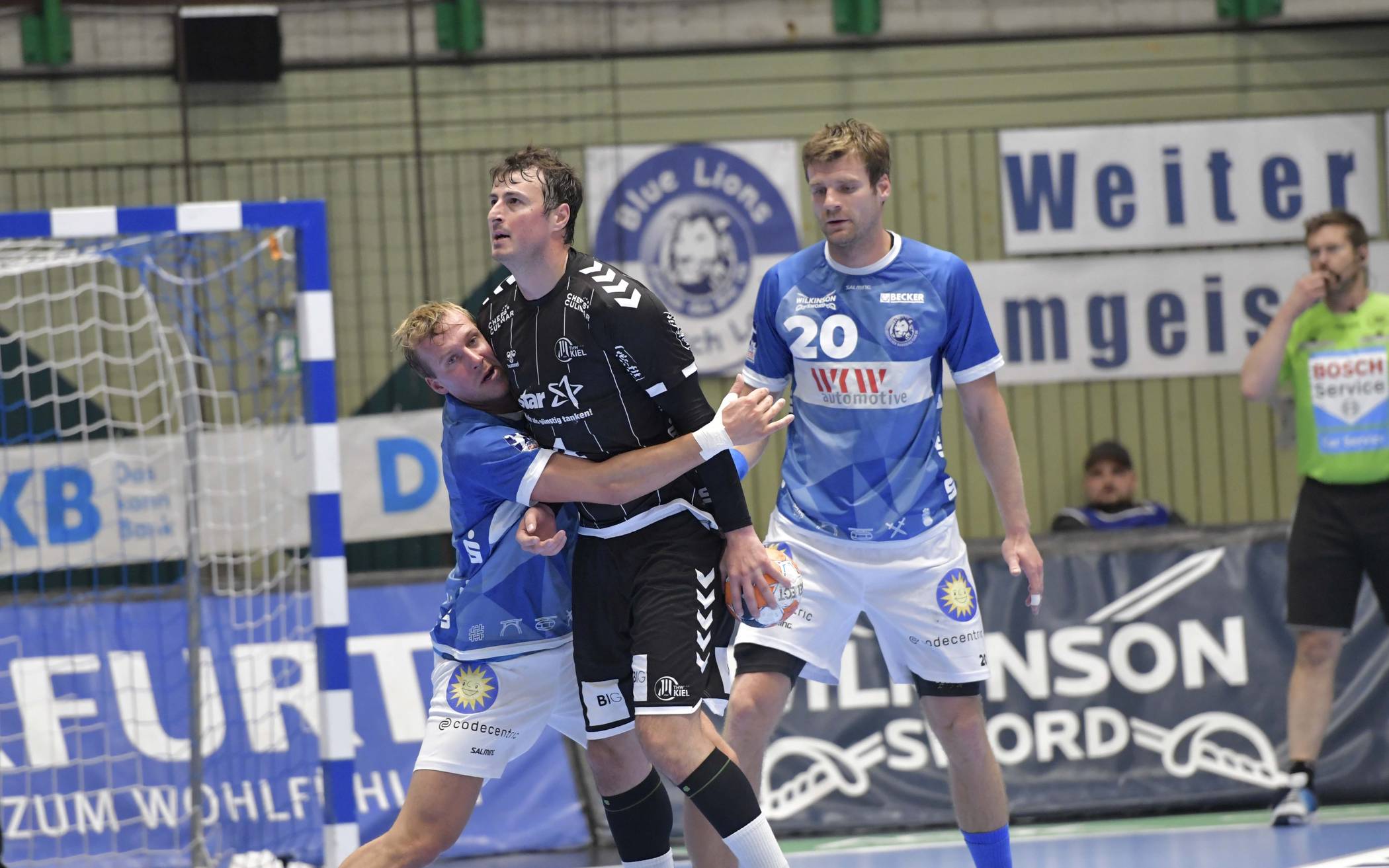  Csaba Szücs (r.) und Max Darj (l.) arbeiten sich an Kiels Star Domagoj Duvnjak ab. Als die beiden BHC-Abwehrrecken in Halbzeit zwei kurz nacheinander Zeitstrafen kassierten, kippte das Spiel. 