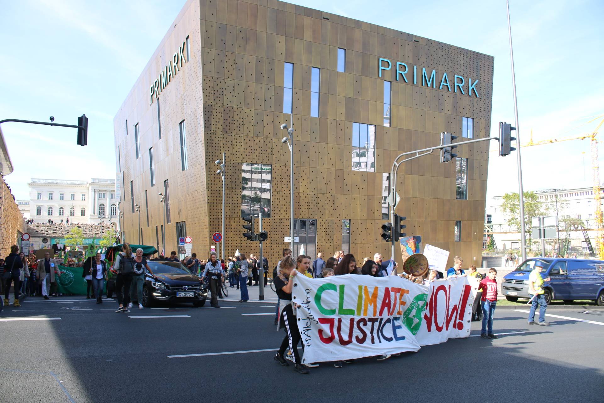 Um 11 Uhr begann die Demonstration am Döppersberg und zog dann entlang der Talachse...