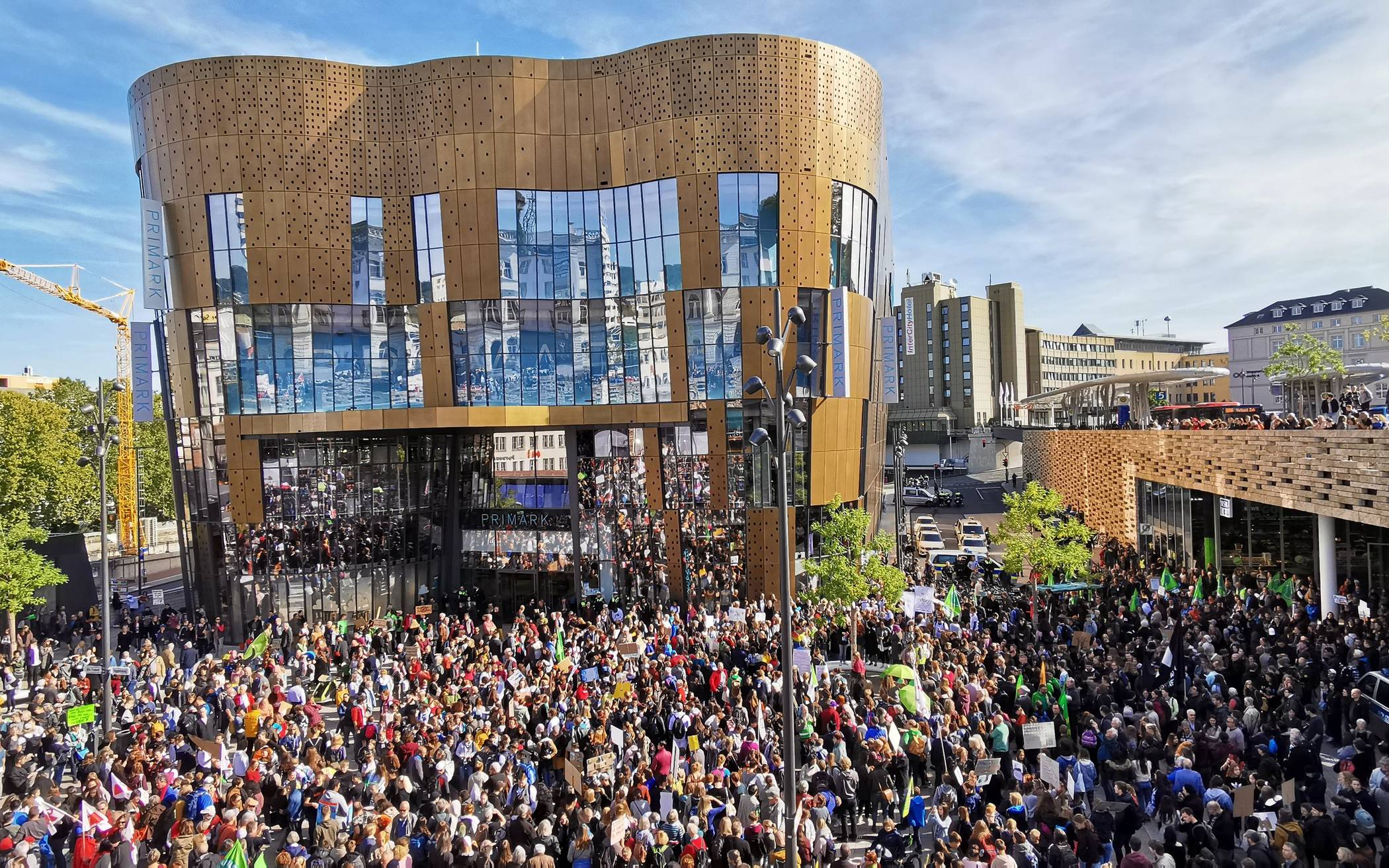Am Freitag (20. September 2019) gingen Erwachsene und Schüler Seite an Seite zum...