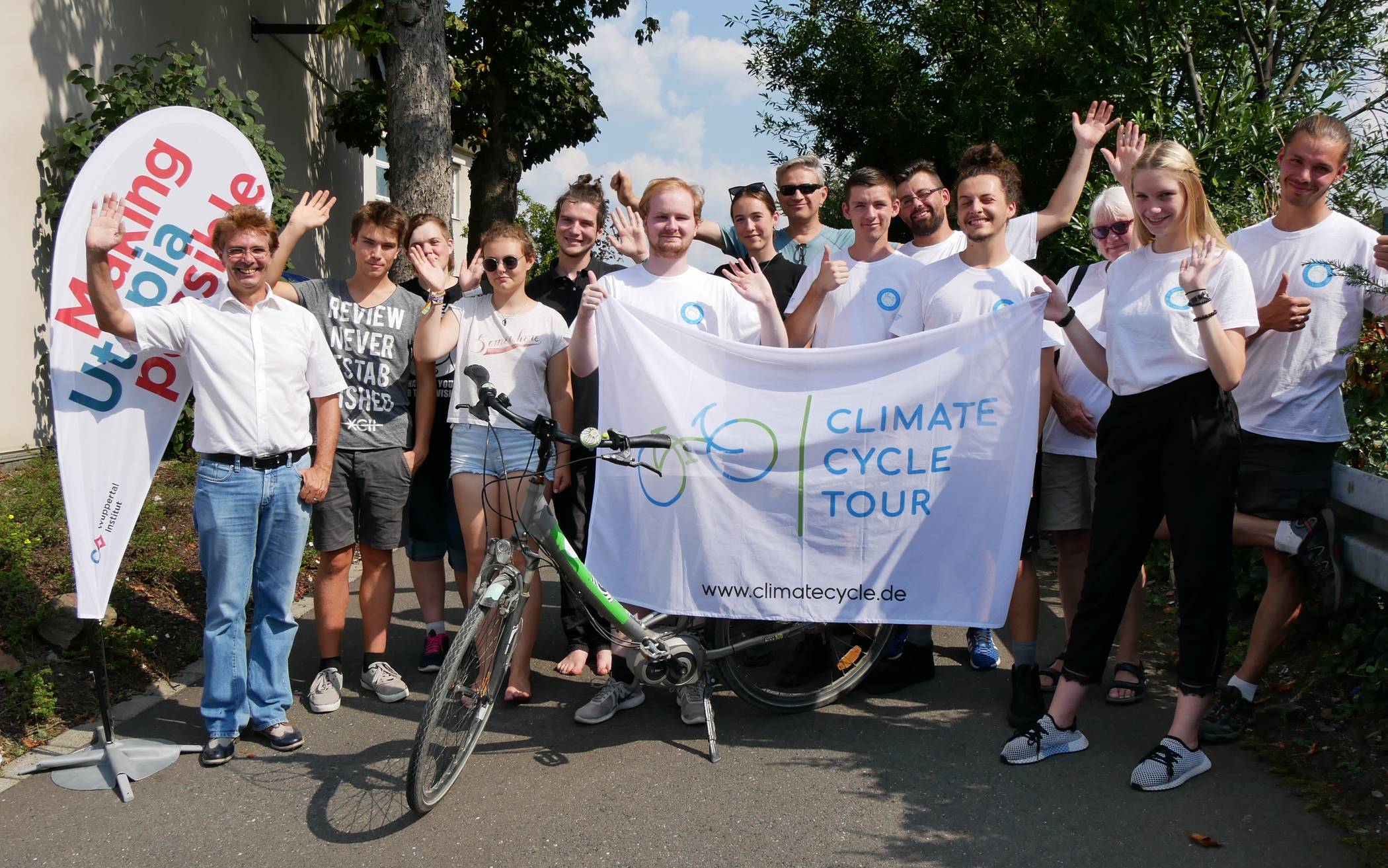 Die „Climate Cycle Tour“ machte Station am Wuppertal Institut. Oliver Wagner, Co-Leiter des Forschungsbereichs Energiepolitik in der Abteilung Energie-, Verkehrs- und Klimapolitik (links), hielt einen kurzen Impulsvortrag zum Thema Energiepolitik und hob dabei die Bedeutung bürgerschaftlichen Engagements hervor.