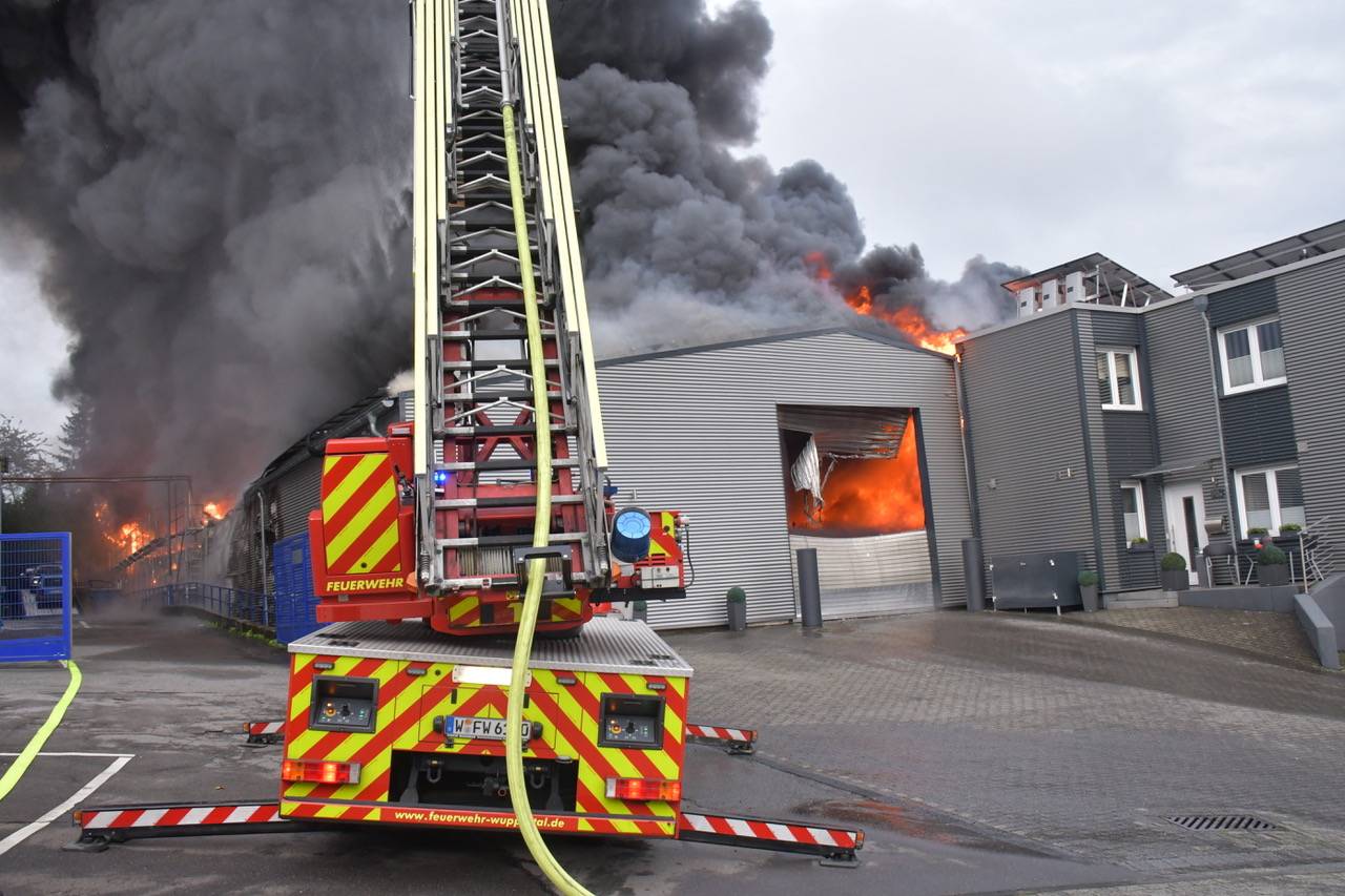 Großeinsatz der Feuerwehr nach Brand in einer Firma