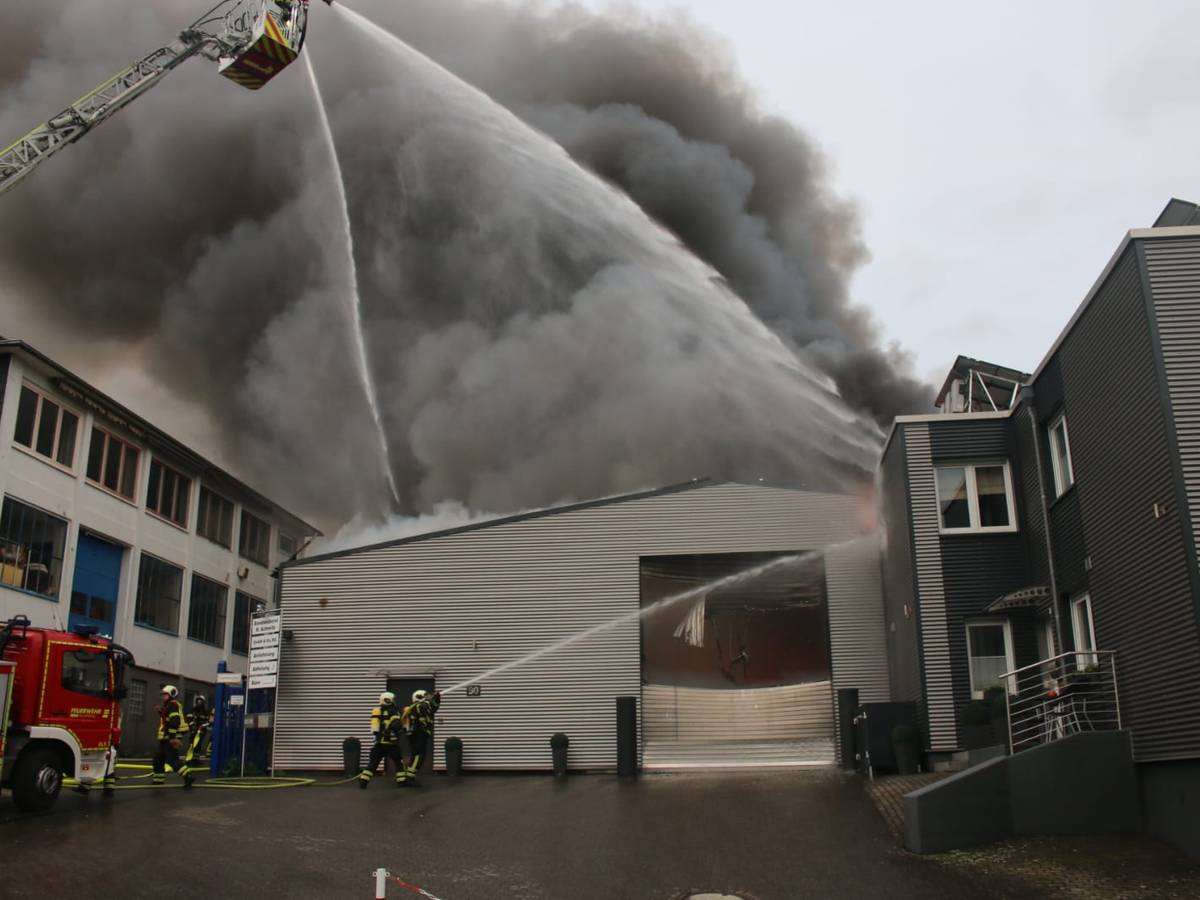 Feuer zerstört Wuppertaler Firmenhalle
