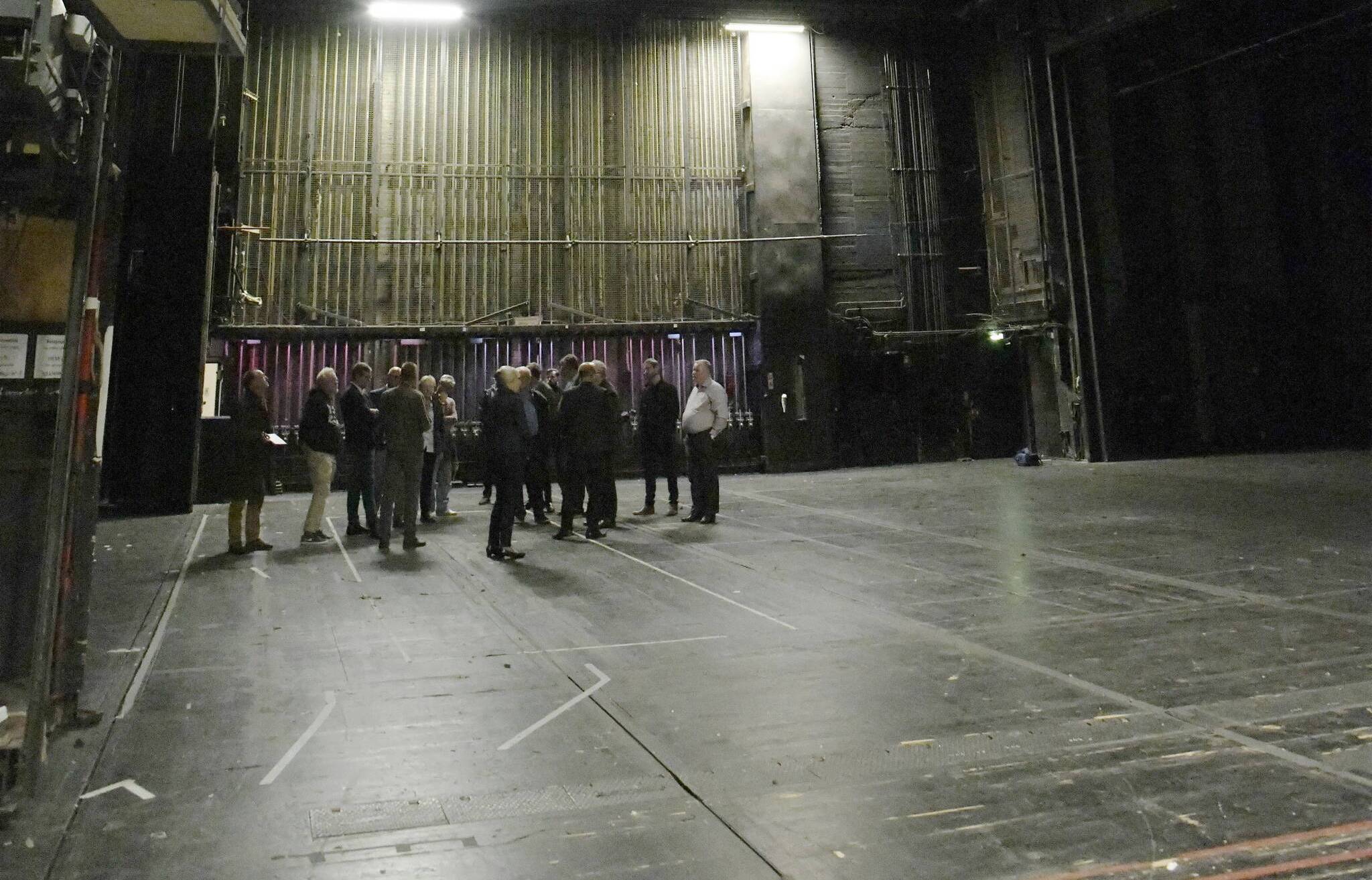  Hinter der Schauspielhausbühne geht es meterhoch nach oben: Auch hier ist jede Menge zeitgemäßer Technik erforderlich. 