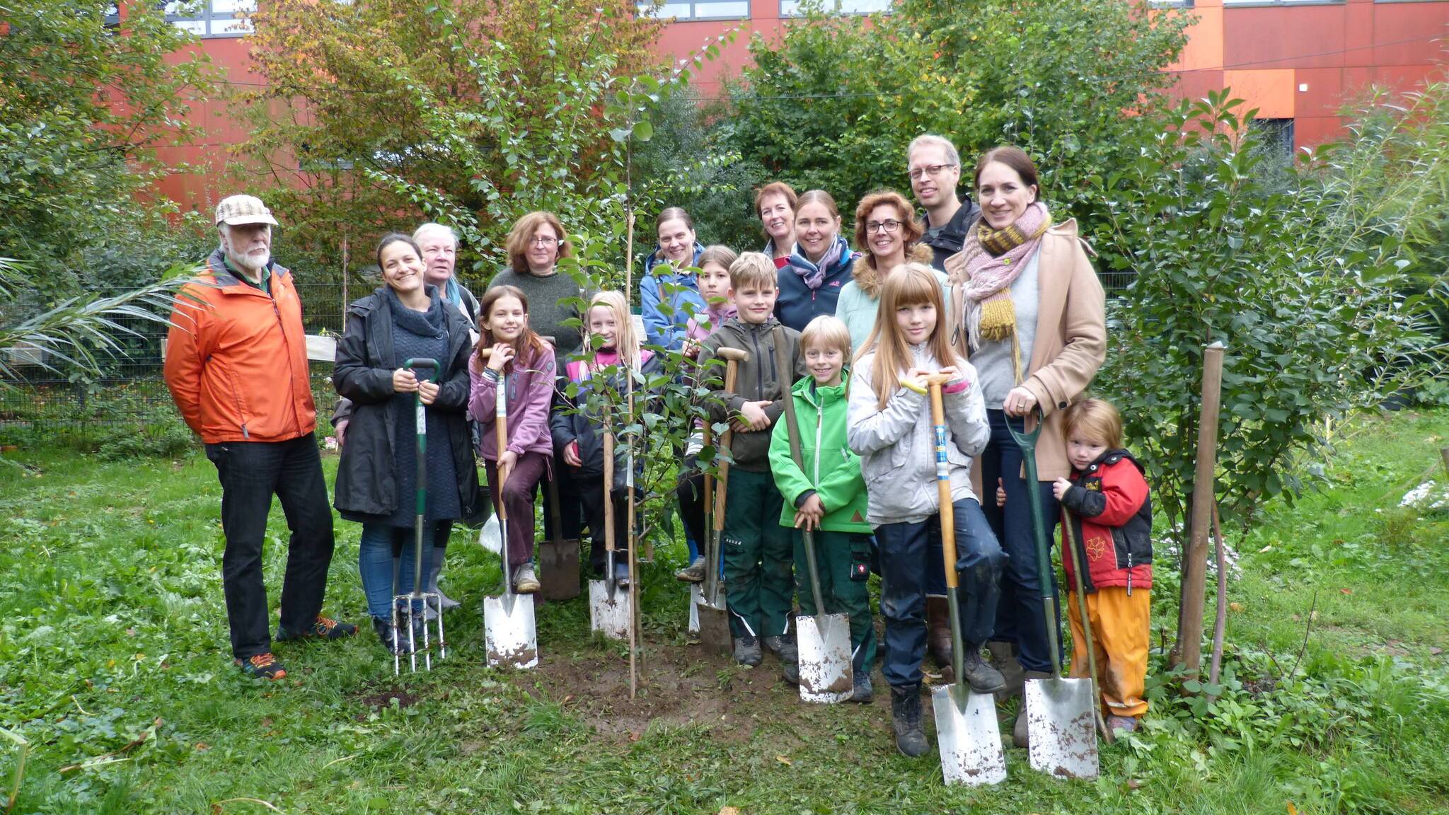  Neue Bäume für den Schulgarten der Fritz-Hartkort-Schule, dank der Initiative „Talbuddeln“ und vieler fleißiger Helfer.  