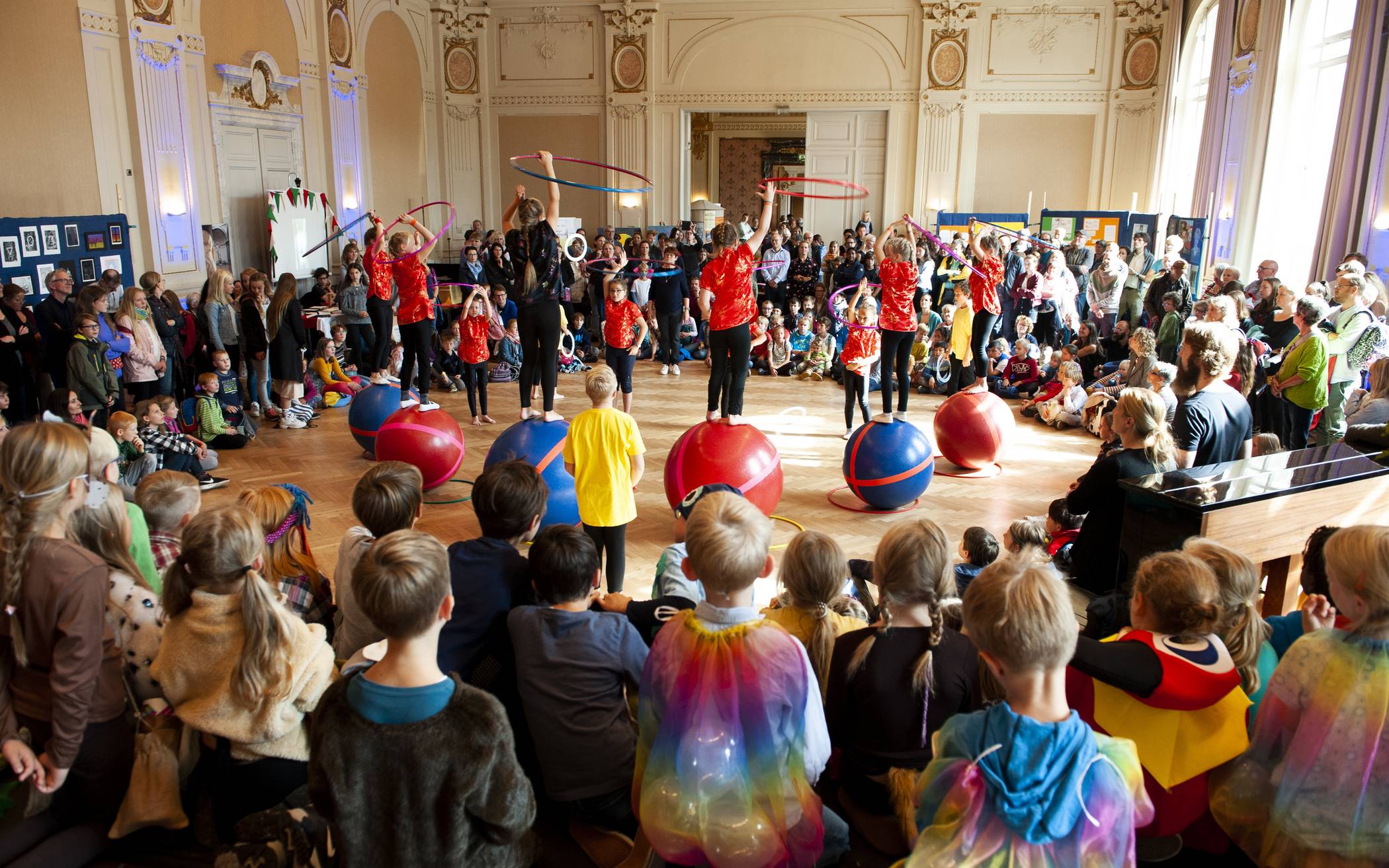  Viel Programm in der Historischen Stadthalle zum Jubiläum „100 Jahre Waldorfschule“, das fünf benachbarte Schulen zusammen feierten.  