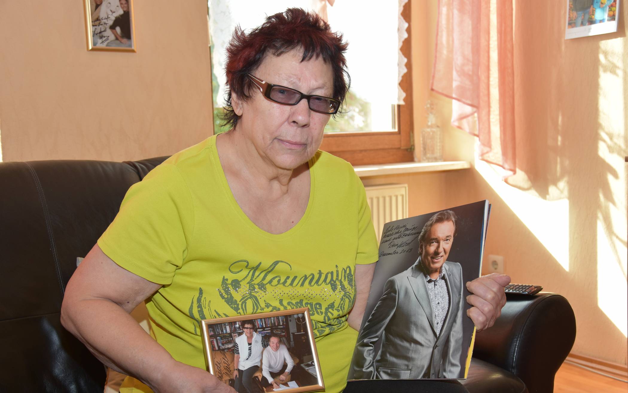  Ein gemeinsames Foto vom Besuch in der Villa von Karel Gott, die Genesungswünsche, die er ihr ins Krankenhaus schickte: Das sind nur einige der Erinnerungstücke, die Heidi Bergmann neben seinen Liedern geblieben sind. 