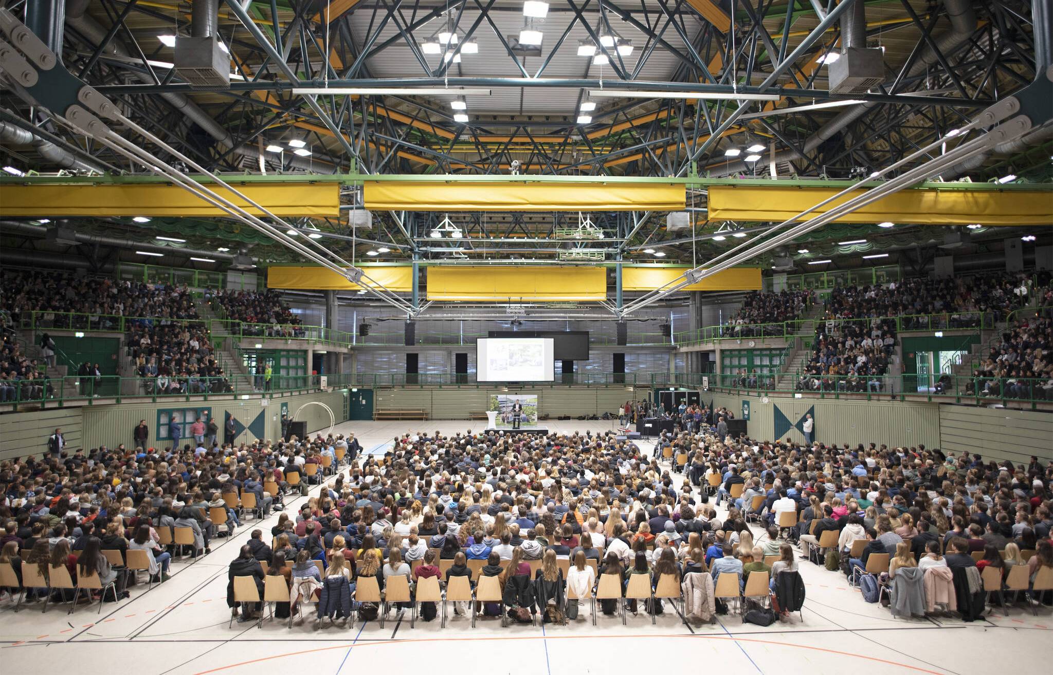  Zur Begrüßung der neuen Studierenden war die Wuppertaler Uni-Halle gut gefüllt.  