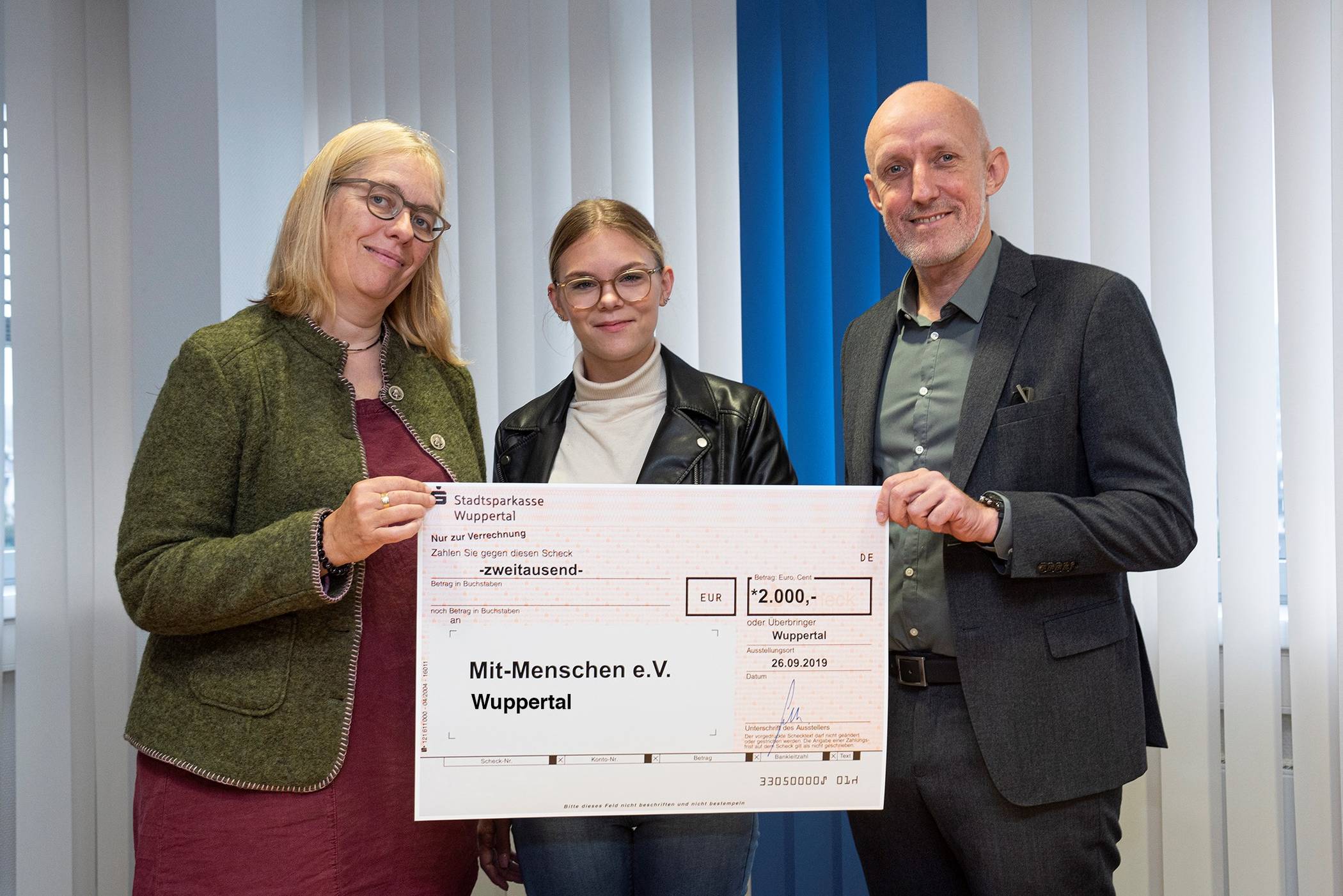  Barbara Grabowsky-Skibbe (Fachbereichsleitung Bildung und Freizeit Mit-Menschen e. V.), Soraya Pohl (Praktikantin Mit-Menschen e. V.), WSW-Arbeitsdirektor Markus Schlomski mit dem Spendencheck.  