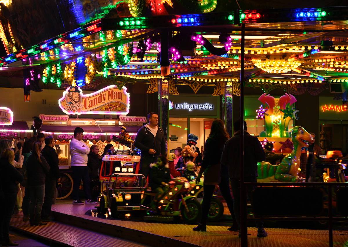 Kirmes vor dem Wuppertaler Rathaus
