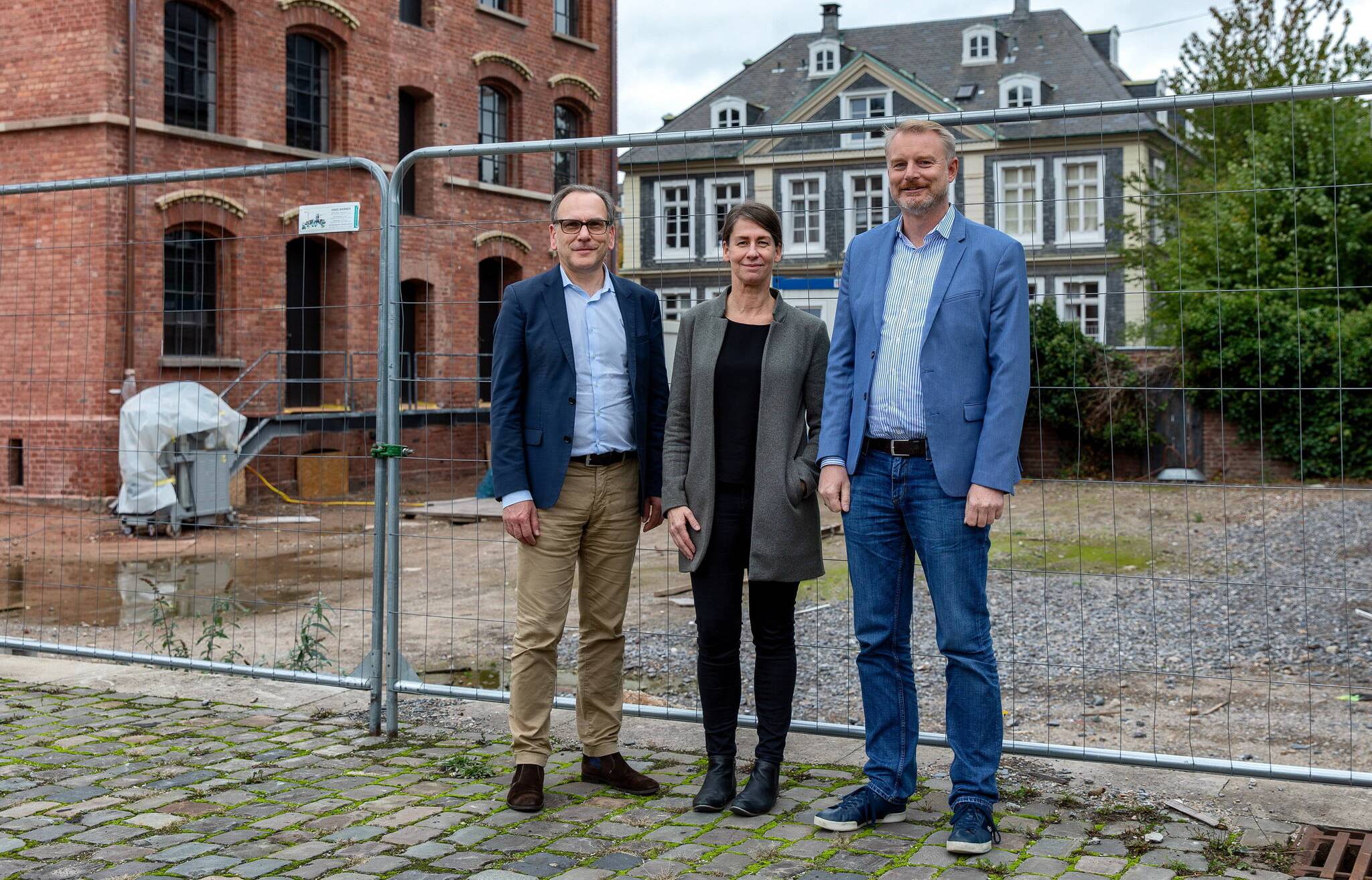  Vor der Stelle, wo das Gebäude später steht, OB Andreas Mucke, GMW-Projektleiterin Stefanie Hentrich und (rechts) Lars Bluma, Leiter des Historischen Zentrums. 