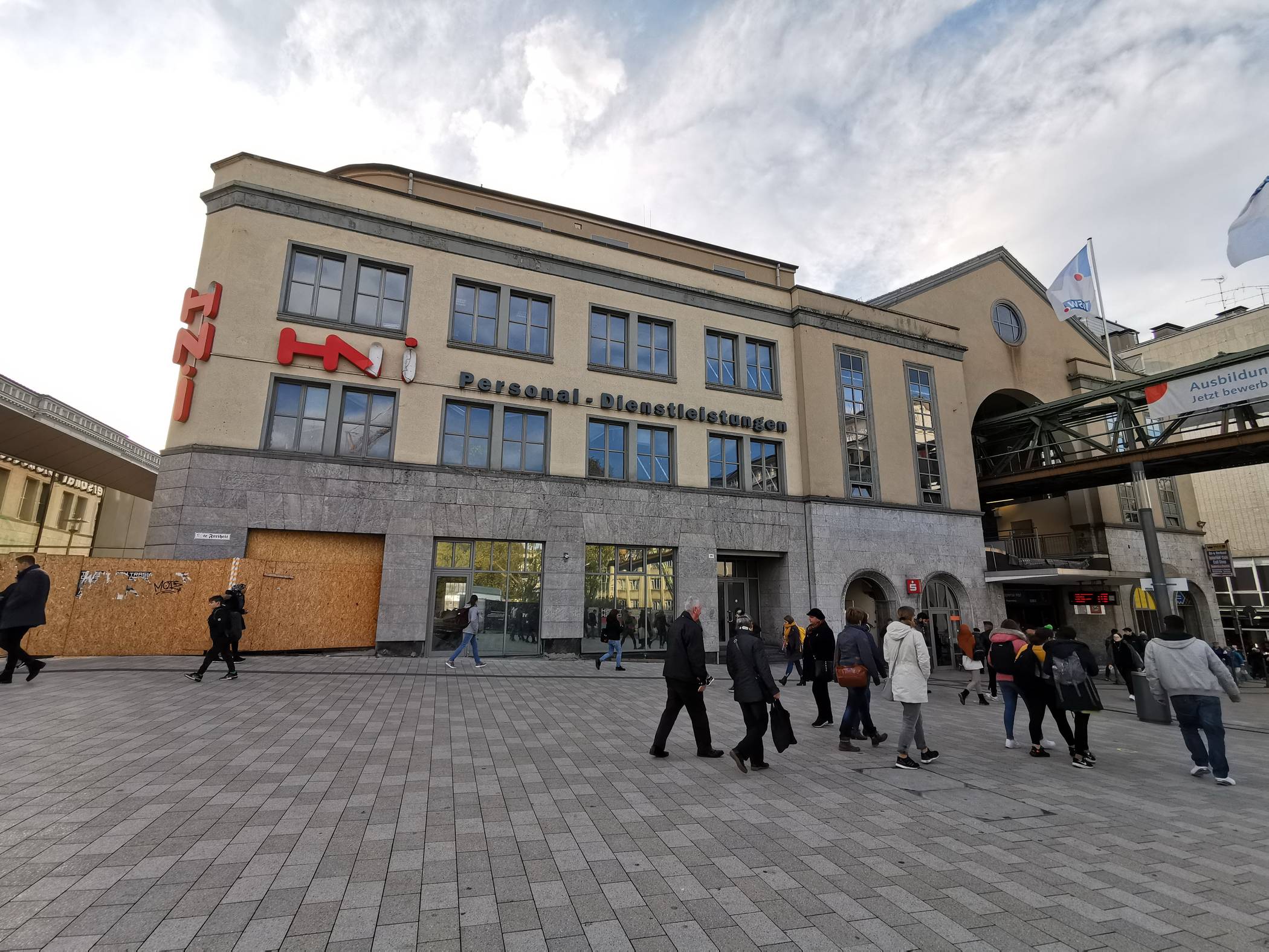  Sie hängen eng zusammen, gehören aber zwei verschiedenen Eigentümern: Das Köbo-Haus (links) und die Schwebebahnstation Döppersberg. 