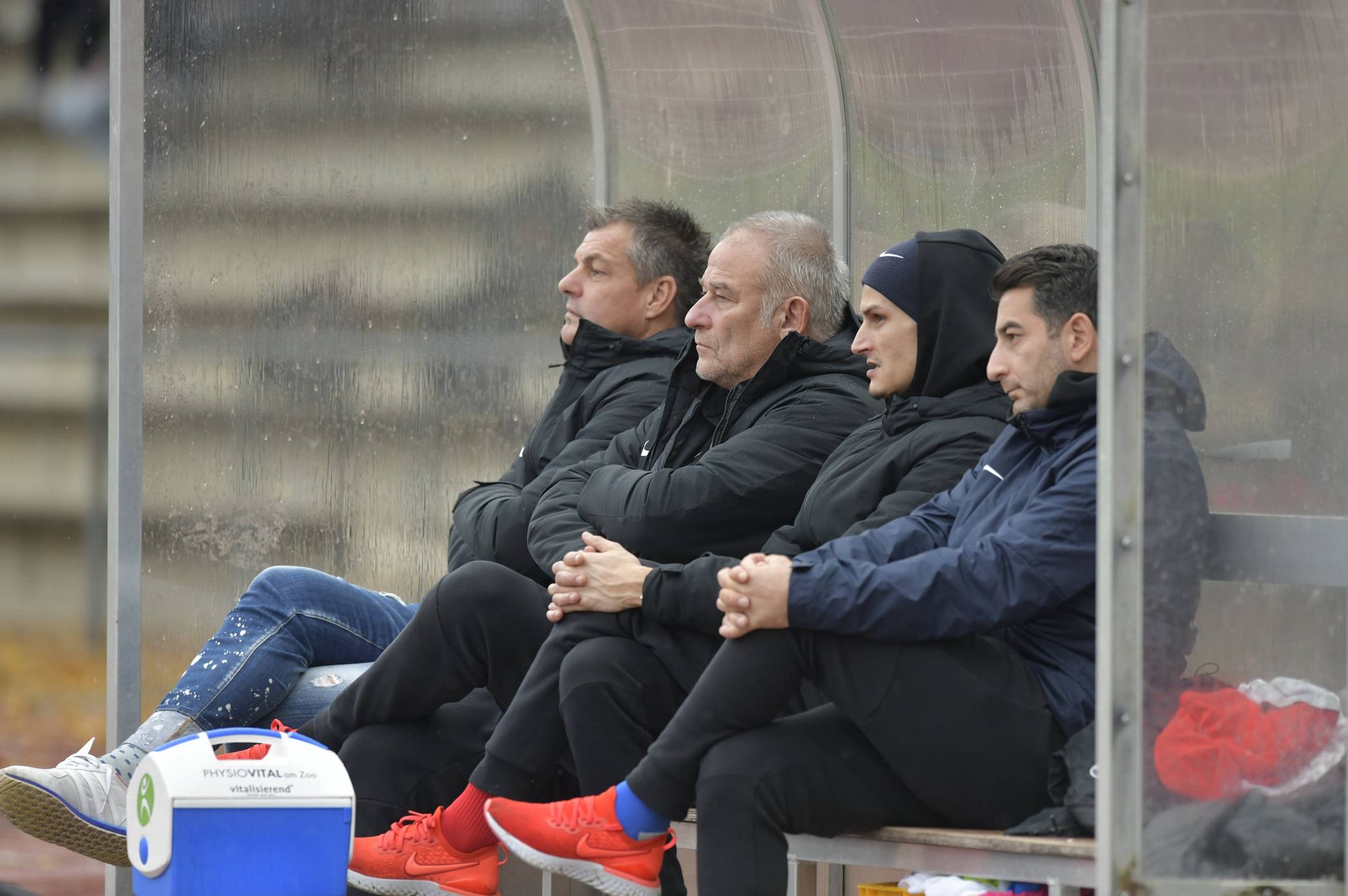  Auf der WSV-Bank gab es zuletzt wenig zu lachen. Links Sportdirektor Karsten Hutwelker. 