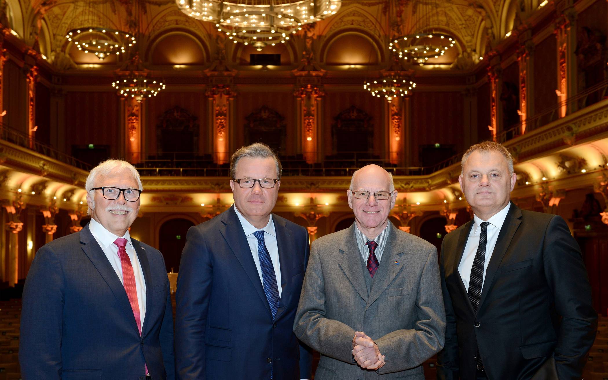  Norbert Lammert (M.) war der Redner beim diesjährigen Volksbank-Symposium. Die Vorstände Andreas Otto (r.) und Lutz Uwe Magney (l.) sowie Aufsichtsratsvorsitzender Thomas Schäfer (2.v.l.) begrüßten ihn in der Historischen Stadthalle. 