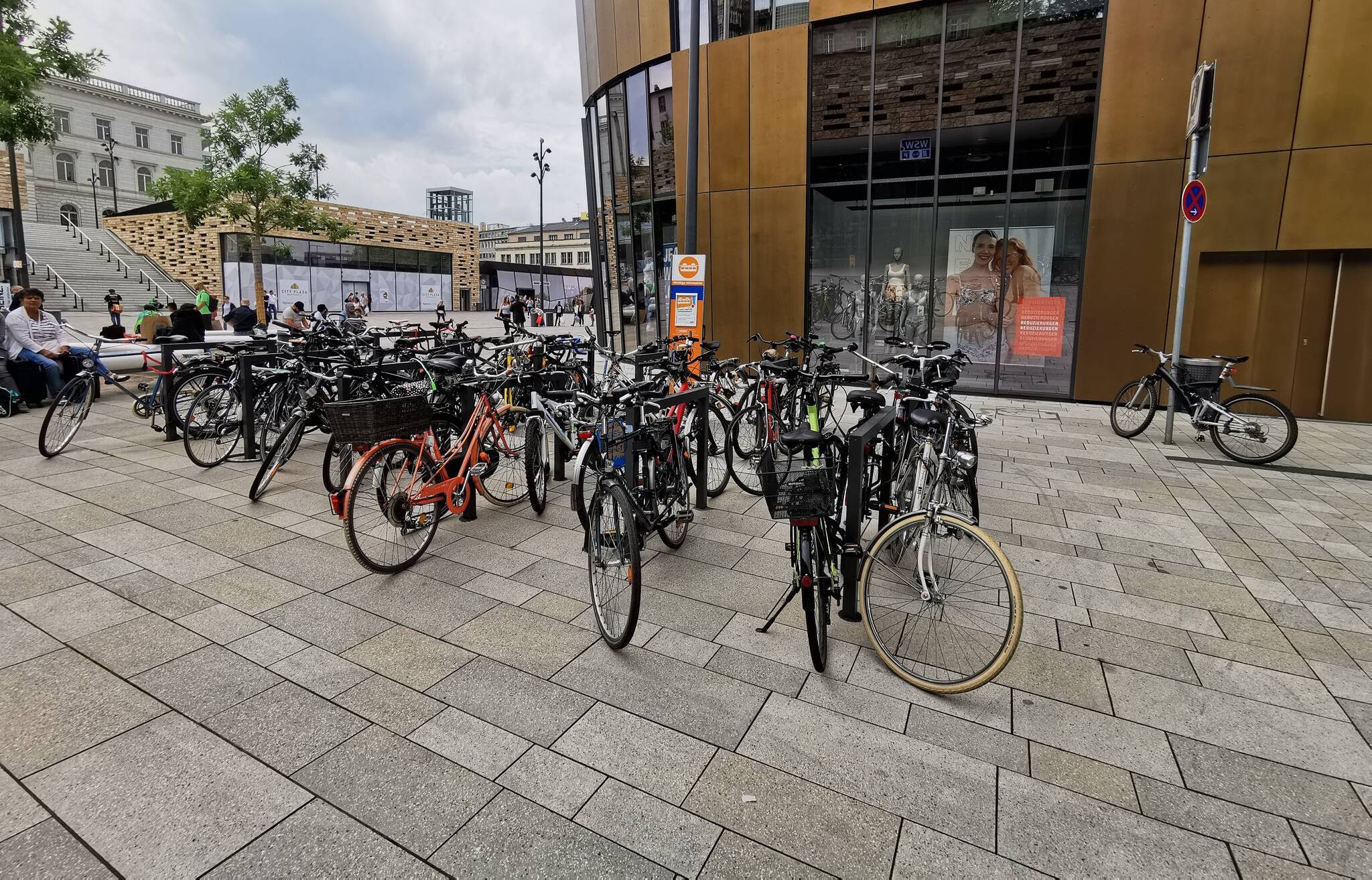  Fahrräder am Elberfelder Hauptbahnhof. Hier werden leider keine Fahrradboxen errichtet. 