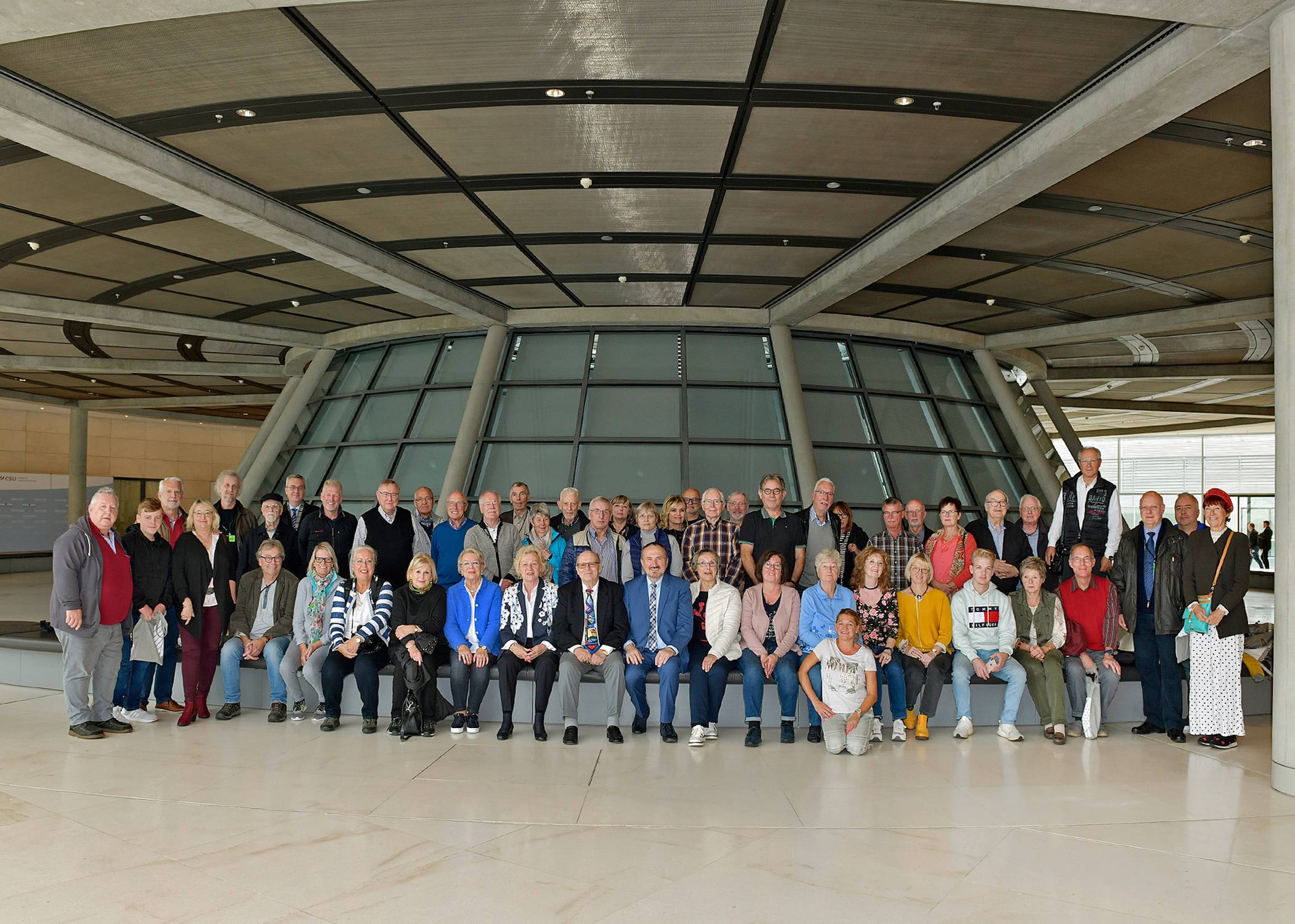  Das Gruppenfoto in der Kuppel des Reichstags. 