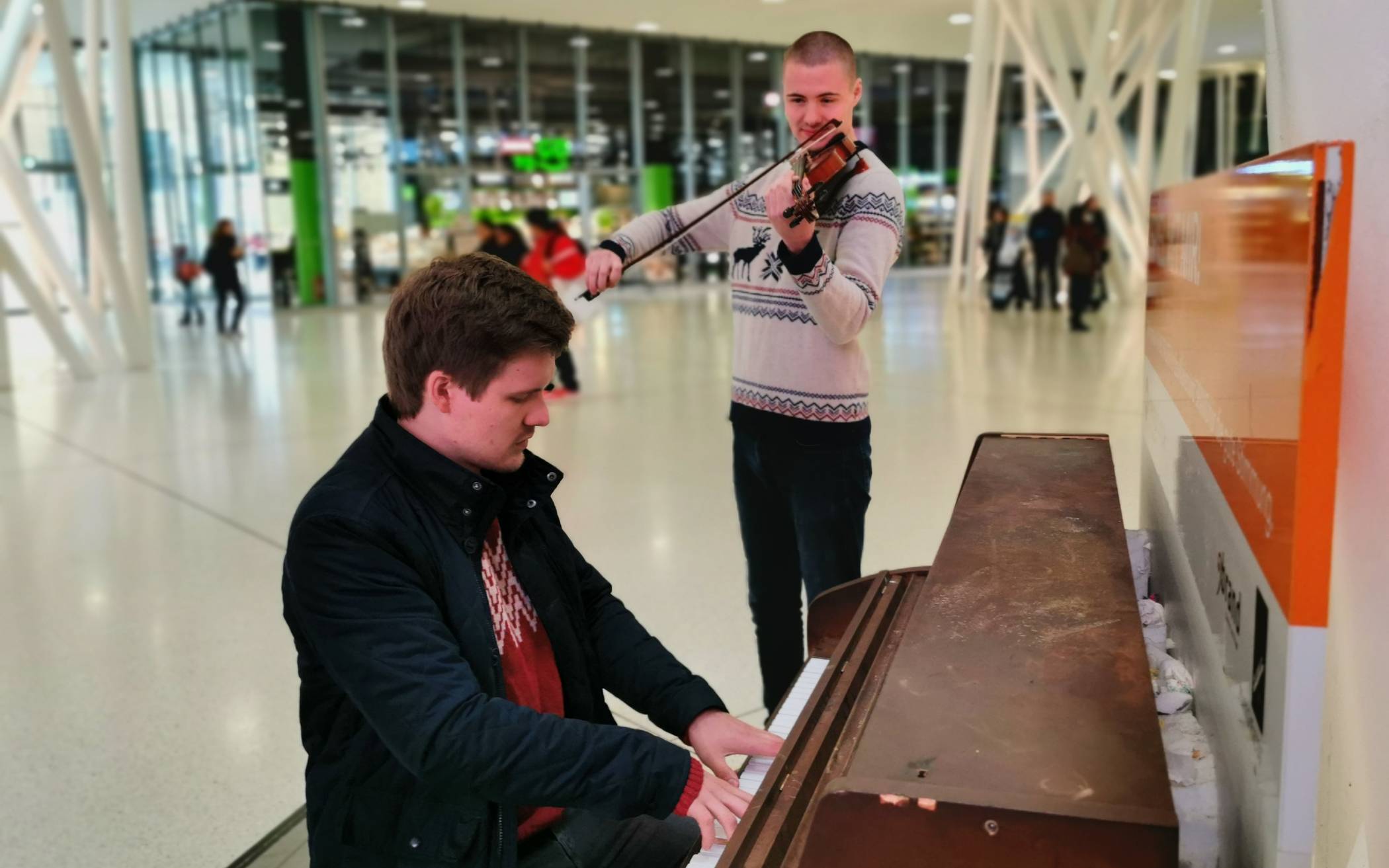 Fast 30 Konzerte haben die Brüder Stephan (Klavier) und Simon Meyers am Wuppertaler Hauptbahnhof gespielt. Zurzeit arbeiten sie an einer neuen EP. 