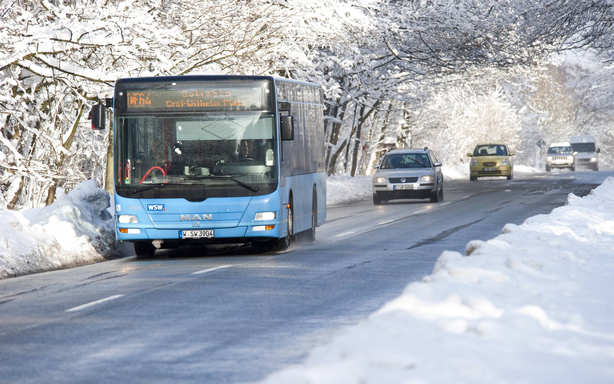  Ein WSW-Bus an der steilen Straße Wahlert in Cronenberg. 