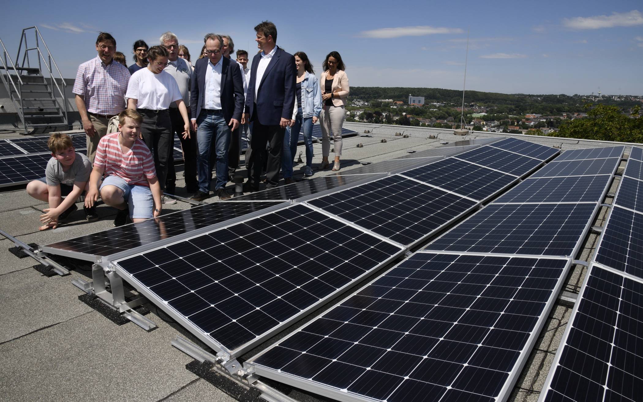Oberbürgermeister Andreas Mucke auf dem Dach des Schulgebäudes am Kothen, das seit diesem Jahr eine Photovoltaik-Anlage besitzt.