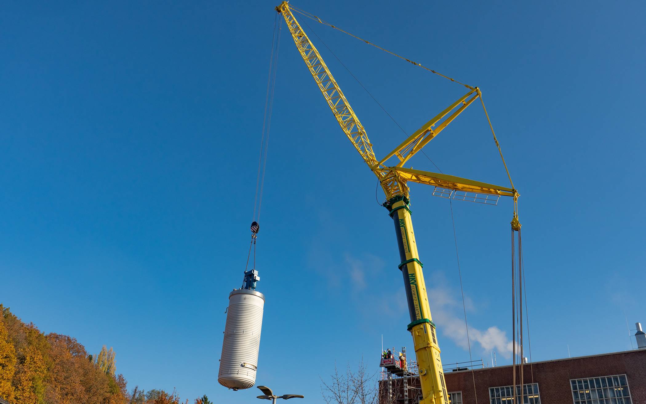 Aktion bei Bayer Wuppertal: 15 Meter hoher Behälter eingesetzt