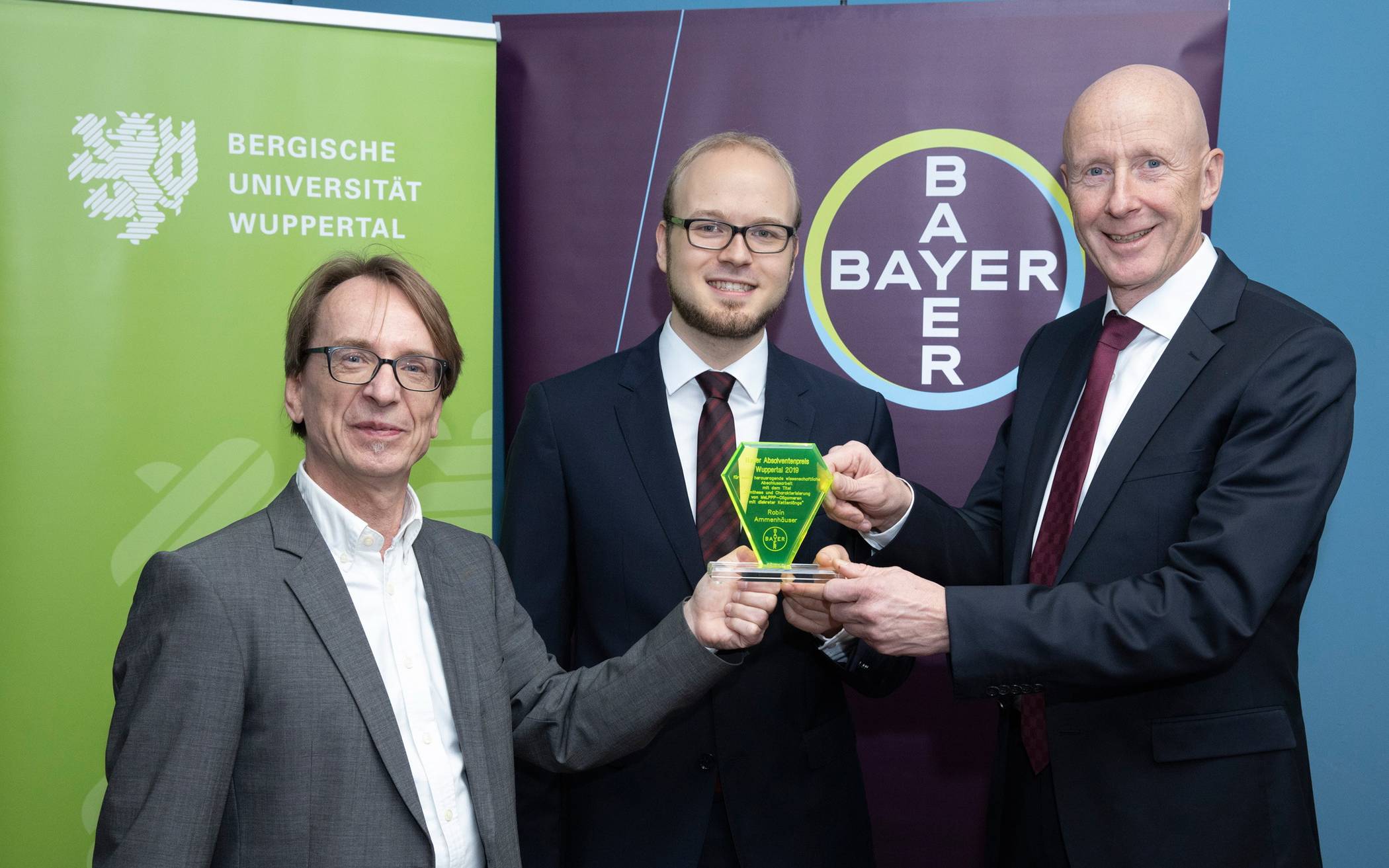  Von links: Prof. Dr. Ulrich Scherf (Makromolekulare Chemie Bergische Universität Wuppertal), Preisträger Robin Ammenhäuser und  Prof. Dr. Joachim Mittendorf (Bayer  AG). 