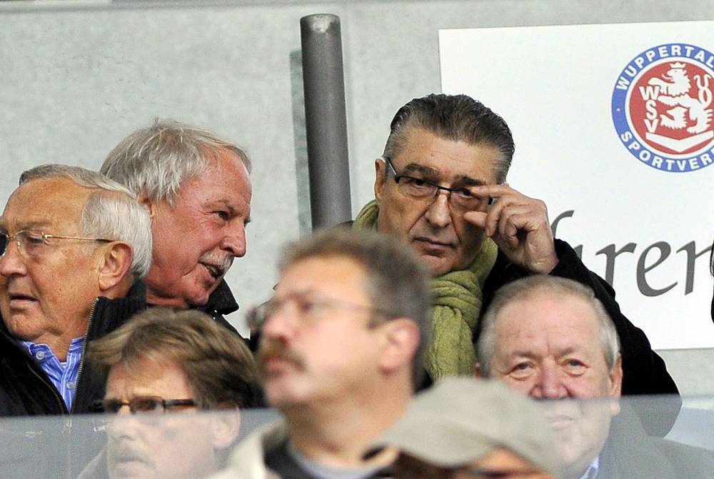 Rudi Assauer (oben rechts) im Stadion