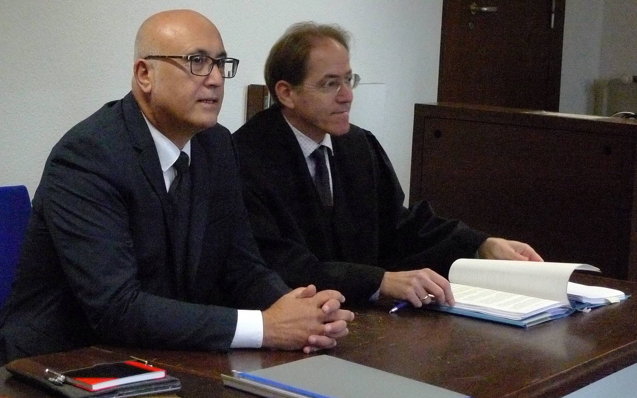 Ex-Rechtsdezernent Panagiotis Paschalis (links) mit seinem Anwalt. 