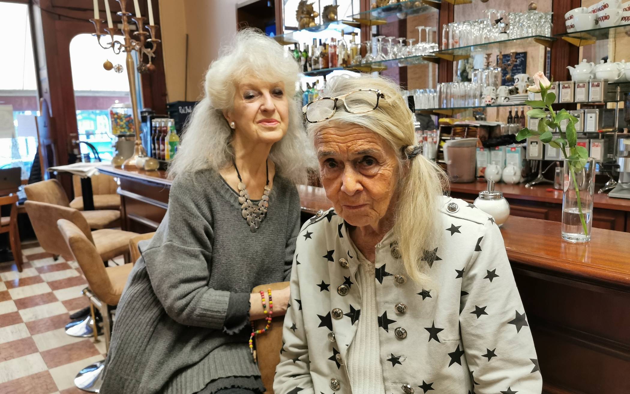  Einen Tag nach der Ausstrahlung von Lore Duwes (r.) Auftritt bei „The Voice Senior“ sitzt sie mit ihrer Freundin Ulrike Böttcher im Café Engels und lässt den Abend und die ganze „The Voice“-Geschichte Revue passieren. 