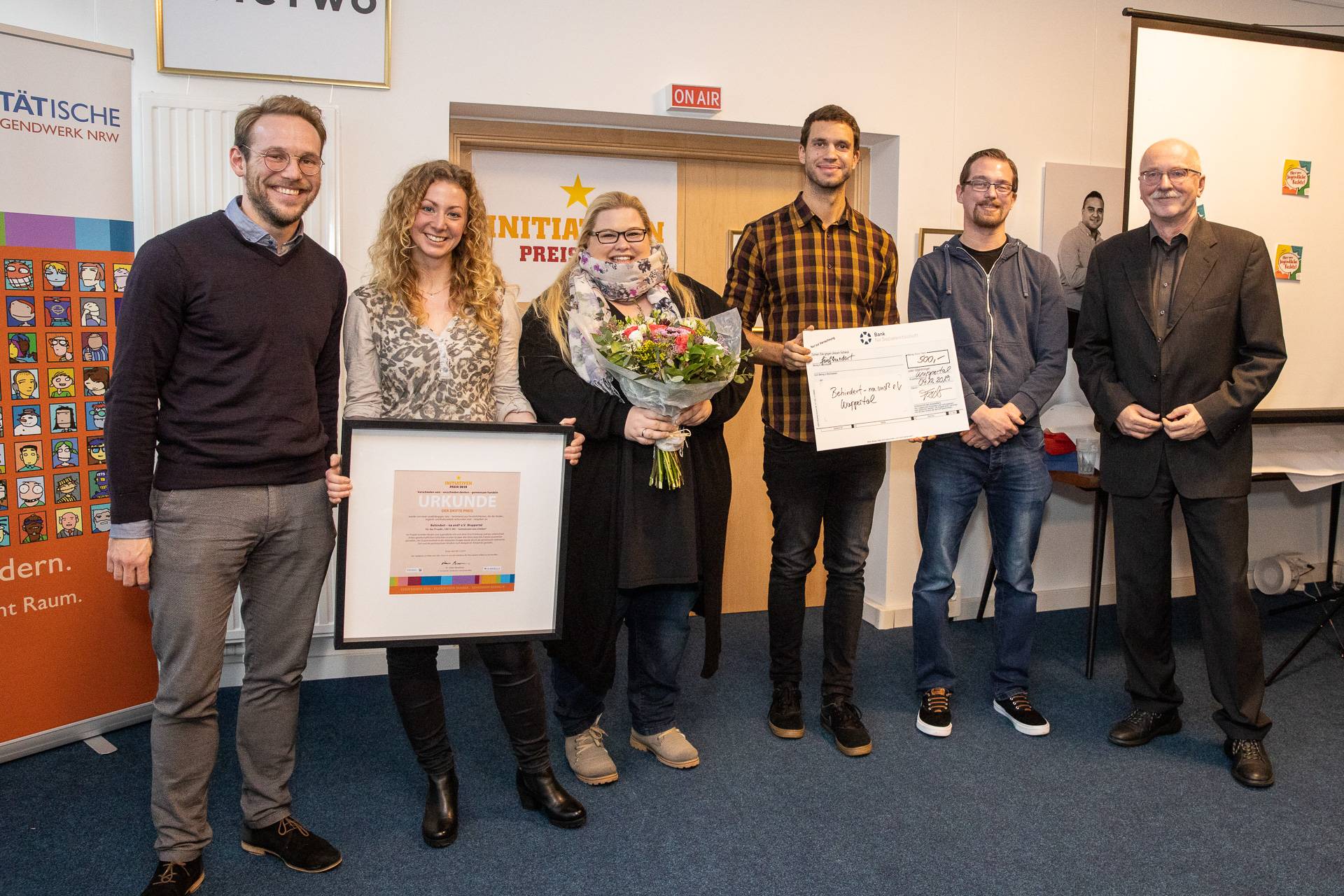  Mitglieder des Wuppertaler Vereins „Behindert - na und?“ bei der Preisverleihung des Initiativenpreises.  