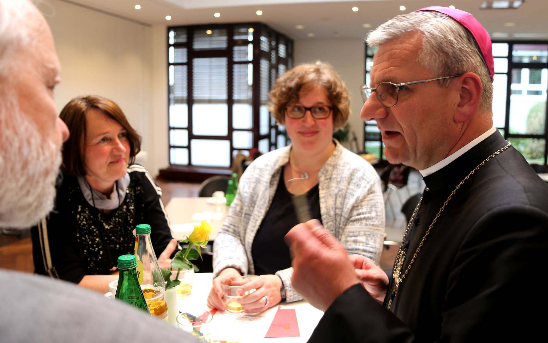  Weihbischof Dr. Dominik Schwaderlapp im Gespräch mit Religionslehrern aus Wuppertal im Mai 2019. 