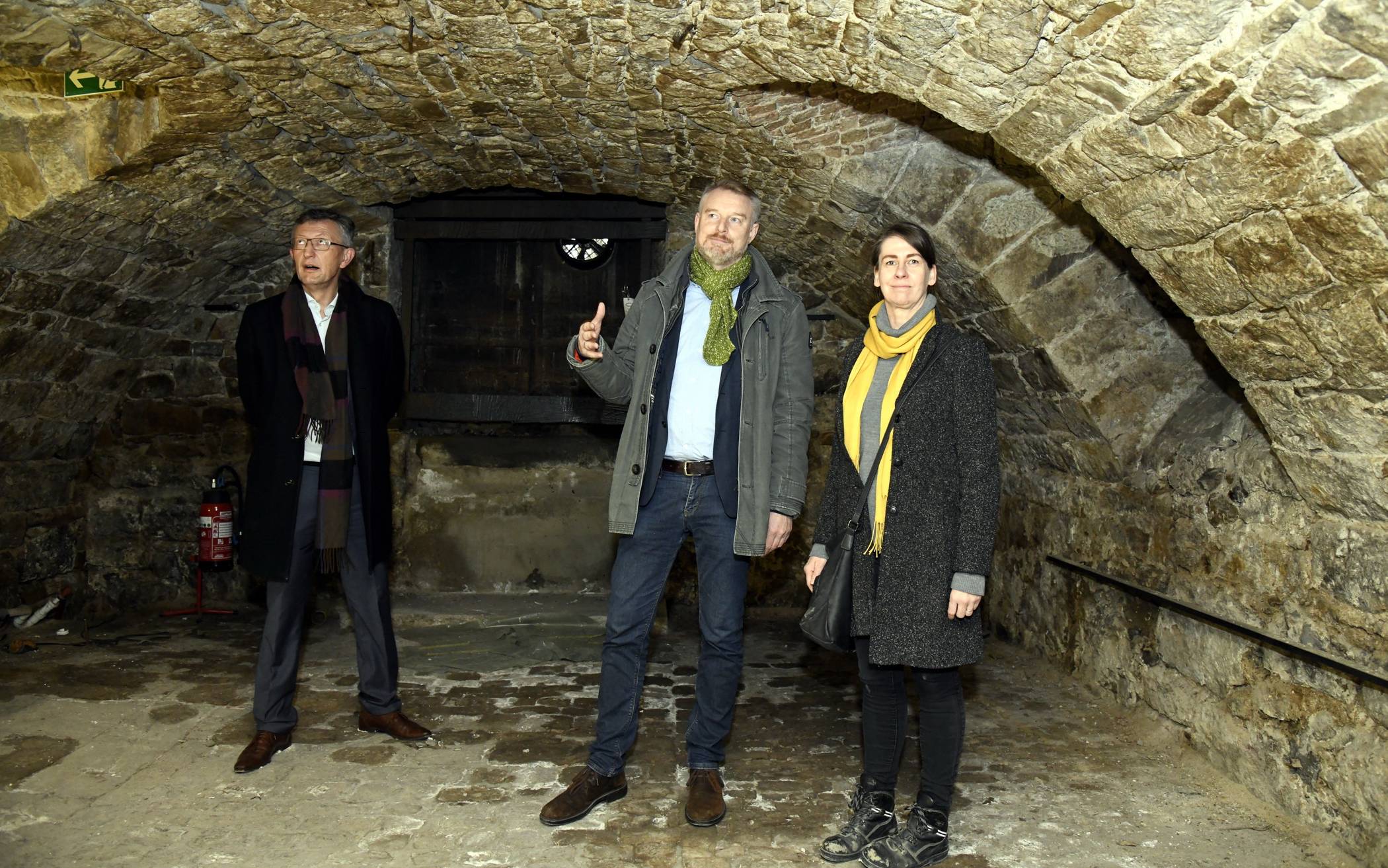 Bei der Kellerbesichtigung: Kulturdezernent Matthias Nocke (links) sowie Hausherr Lars Bluma und GMW-Projektleiterin Stefanie Hentrich. 