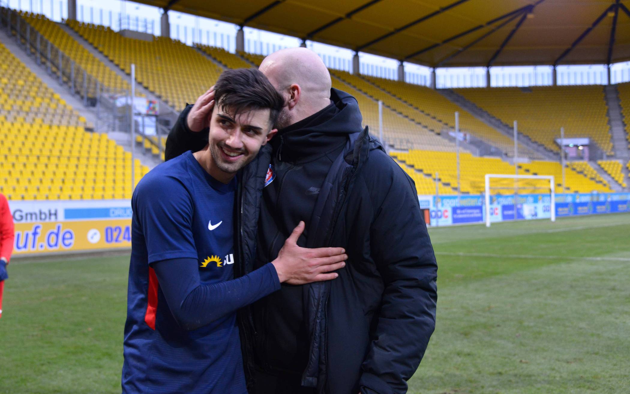 Torschütze Beyhan Ametov und Trainer Alexander Voigt.