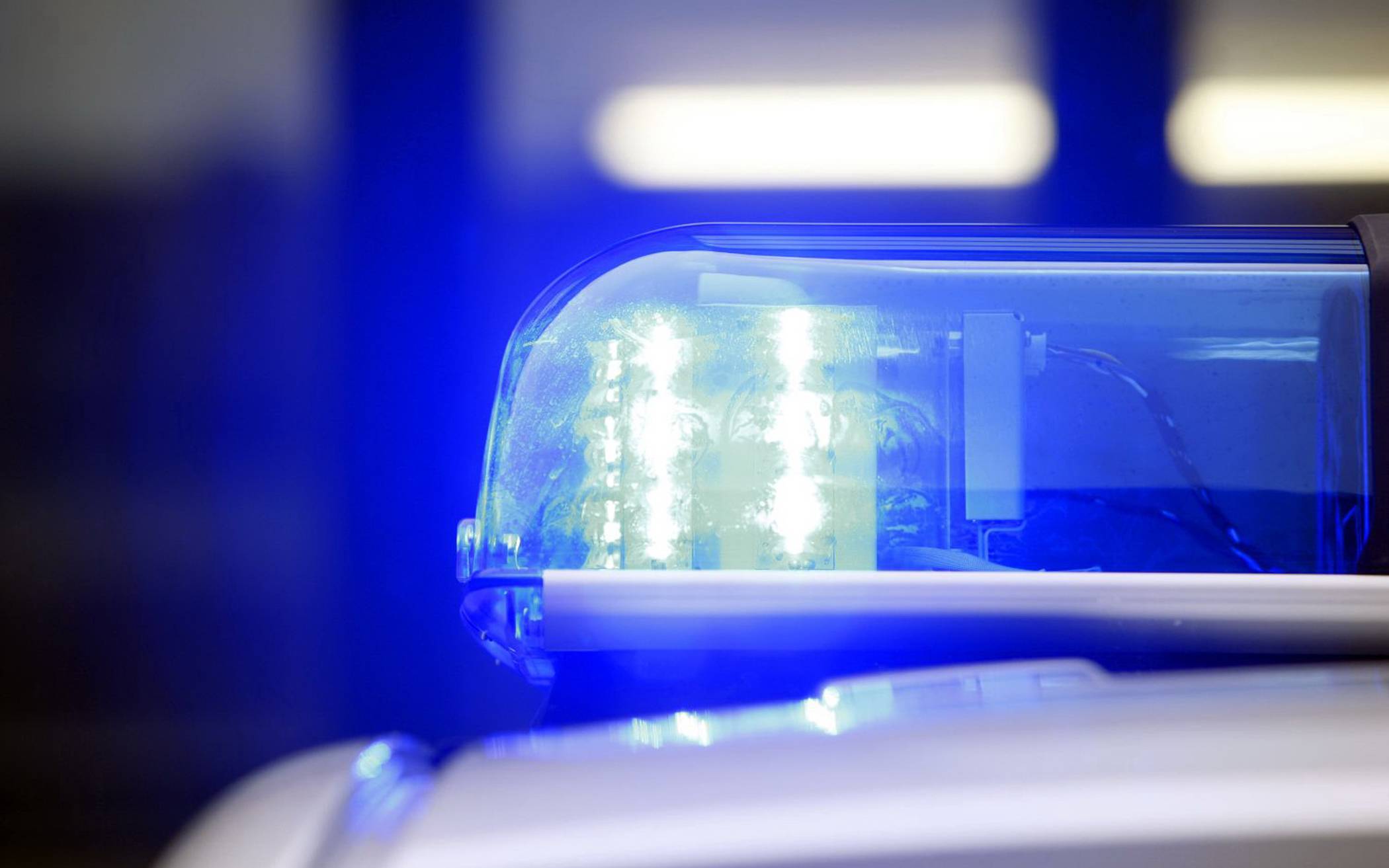 „Geburtstagskind“ in Handfesseln, zwei Polizisten verletzt