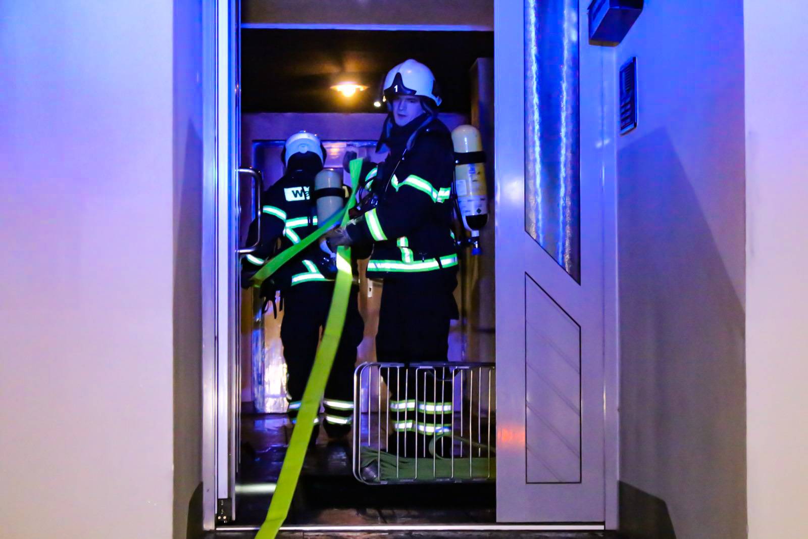 Feuer in Treppenhaus: 16 Menschen evakuiert