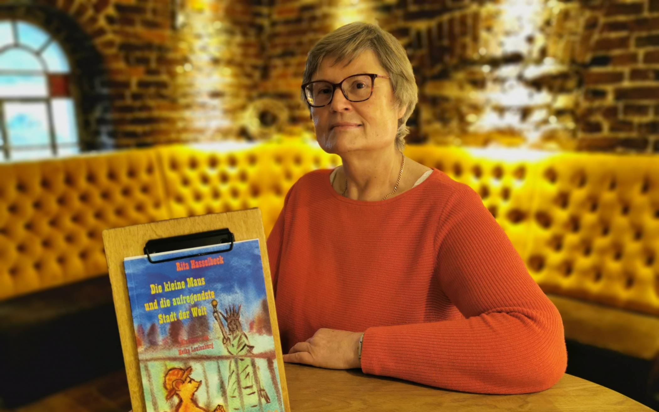  Rita Hasselbeck und ihr kürzlich erschienenes Buch „Die kleine Maus und die aufregendste Stadt der Welt“. 