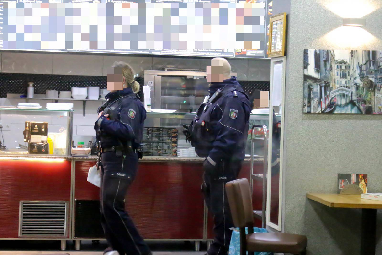 Auf der Elberfelder Gathe haben Einsatzkräfte am Donnerstagabend (12. Dezember 2019)...