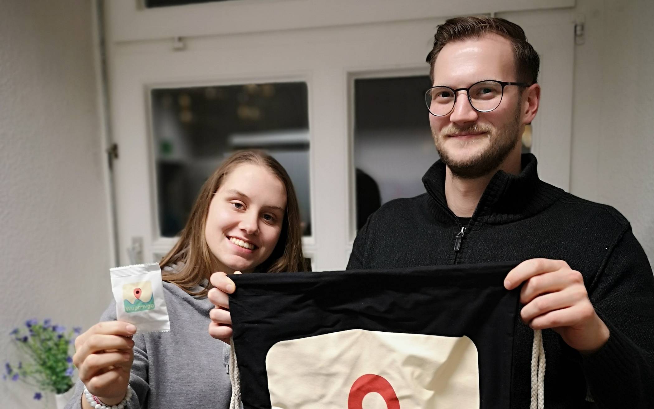  Alina Reher und Niklas Werth vom Wuppertaler Jugendamt mit Beispielen für Wupp’n’go-Merchandise-Artikel. 